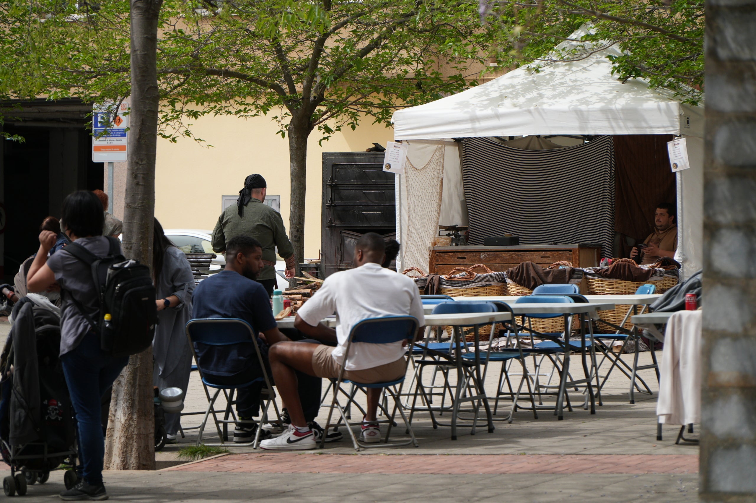 La II Fira Pirata del Roc Blanc ha omplert de vida la plaça del barri des de divendres i fins diumenge amb una programació completa d'activitats, amb propostes culturals, esportives i familiars per a tots els públics. I, sobretot, on els comerços n’han estat els protagonistes. 