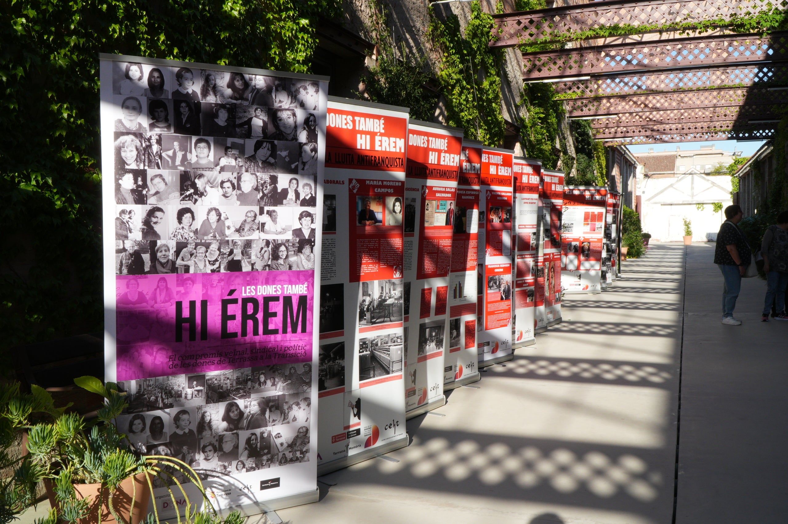 Durant dues jornades, aquest divendres i dissabte el 40 aniversari del Casal de la Dona de Terrassa ha tingut el seu acte central al Vapor de Prodis amb exposicions, debats, projeccions audiovisuals i espectacles. I acompanyats d'una desena de col·lectius de la ciutat que també han contribuït a fer evolucionar la societat durant aquestes quatre dècades. La trobada, d'altra banda, ha vist com l'artista Carmen Valverde ha reproduït el seu cartell il·lustrador dels 40 anys sobre un llenç de grans dimensions. I hi ha hagut un colofó amb les Castelleres totes fent pinya | Jan Romero