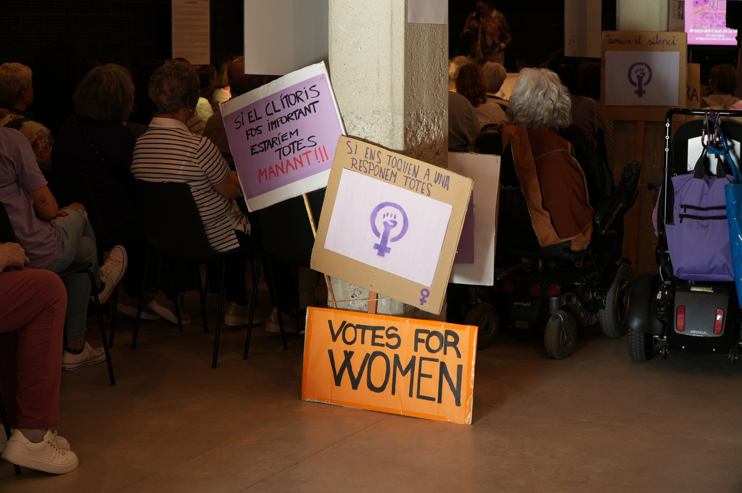 Durant dues jornades, aquest divendres i dissabte el 40 aniversari del Casal de la Dona de Terrassa ha tingut el seu acte central al Vapor de Prodis amb exposicions, debats, projeccions audiovisuals i espectacles. I acompanyats d'una desena de col·lectius de la ciutat que també han contribuït a fer evolucionar la societat durant aquestes quatre dècades. La trobada, d'altra banda, ha vist com l'artista Carmen Valverde ha reproduït el seu cartell il·lustrador dels 40 anys sobre un llenç de grans dimensions. I hi ha hagut un colofó amb les Castelleres totes fent pinya | Jan Romero