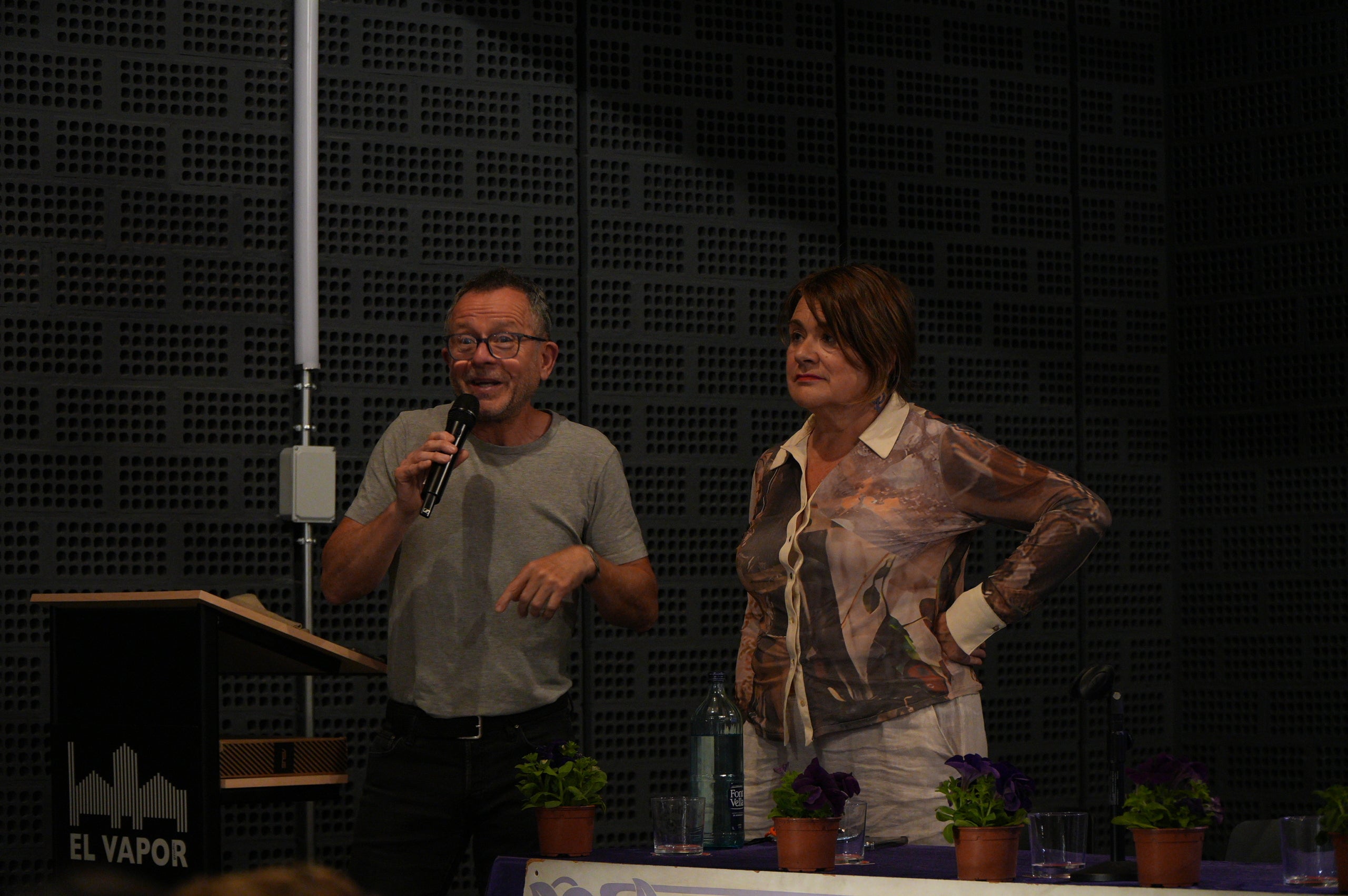 Durant dues jornades, aquest divendres i dissabte el 40 aniversari del Casal de la Dona de Terrassa ha tingut el seu acte central al Vapor de Prodis amb exposicions, debats, projeccions audiovisuals i espectacles. I acompanyats d'una desena de col·lectius de la ciutat que també han contribuït a fer evolucionar la societat durant aquestes quatre dècades. La trobada, d'altra banda, ha vist com l'artista Carmen Valverde ha reproduït el seu cartell il·lustrador dels 40 anys sobre un llenç de grans dimensions. I hi ha hagut un colofó amb les Castelleres totes fent pinya | Jan Romero