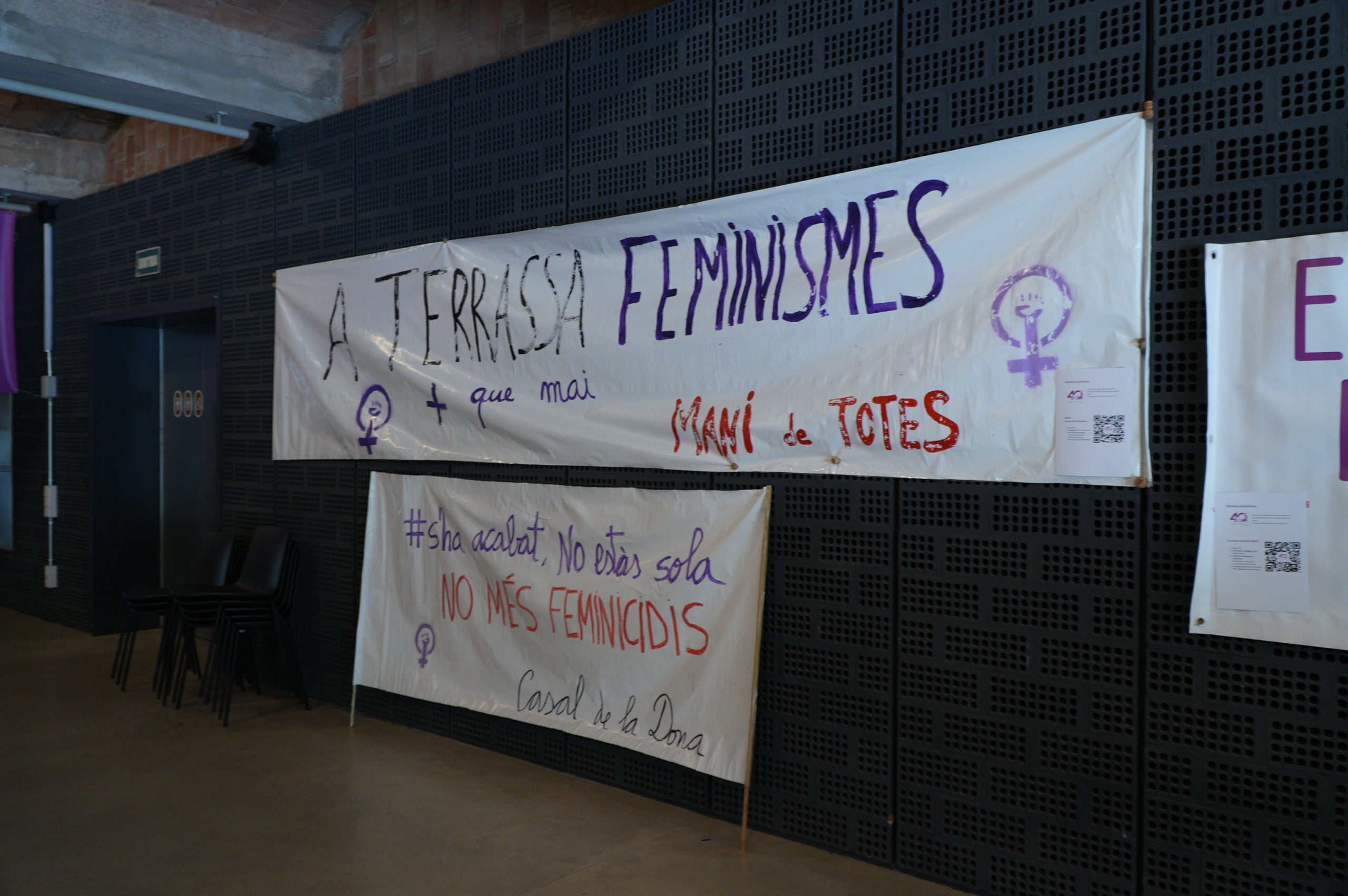 Durant dues jornades, aquest divendres i dissabte el 40 aniversari del Casal de la Dona de Terrassa ha tingut el seu acte central al Vapor de Prodis amb exposicions, debats, projeccions audiovisuals i espectacles. I acompanyats d'una desena de col·lectius de la ciutat que també han contribuït a fer evolucionar la societat durant aquestes quatre dècades. La trobada, d'altra banda, ha vist com l'artista Carmen Valverde ha reproduït el seu cartell il·lustrador dels 40 anys sobre un llenç de grans dimensions. I hi ha hagut un colofó amb les Castelleres totes fent pinya | Jan Romero