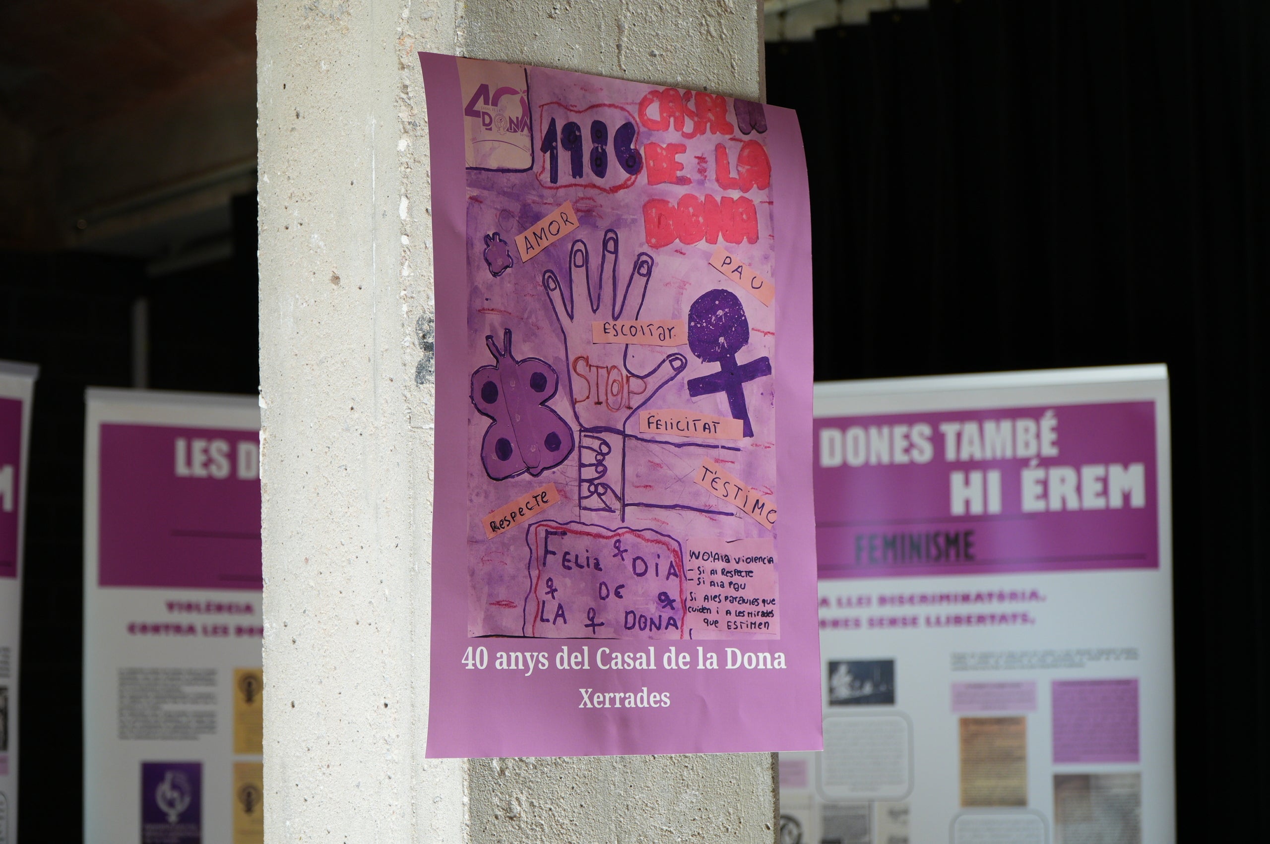 Durant dues jornades, aquest divendres i dissabte el 40 aniversari del Casal de la Dona de Terrassa ha tingut el seu acte central al Vapor de Prodis amb exposicions, debats, projeccions audiovisuals i espectacles. I acompanyats d'una desena de col·lectius de la ciutat que també han contribuït a fer evolucionar la societat durant aquestes quatre dècades. La trobada, d'altra banda, ha vist com l'artista Carmen Valverde ha reproduït el seu cartell il·lustrador dels 40 anys sobre un llenç de grans dimensions. I hi ha hagut un colofó amb les Castelleres totes fent pinya | Jan Romero