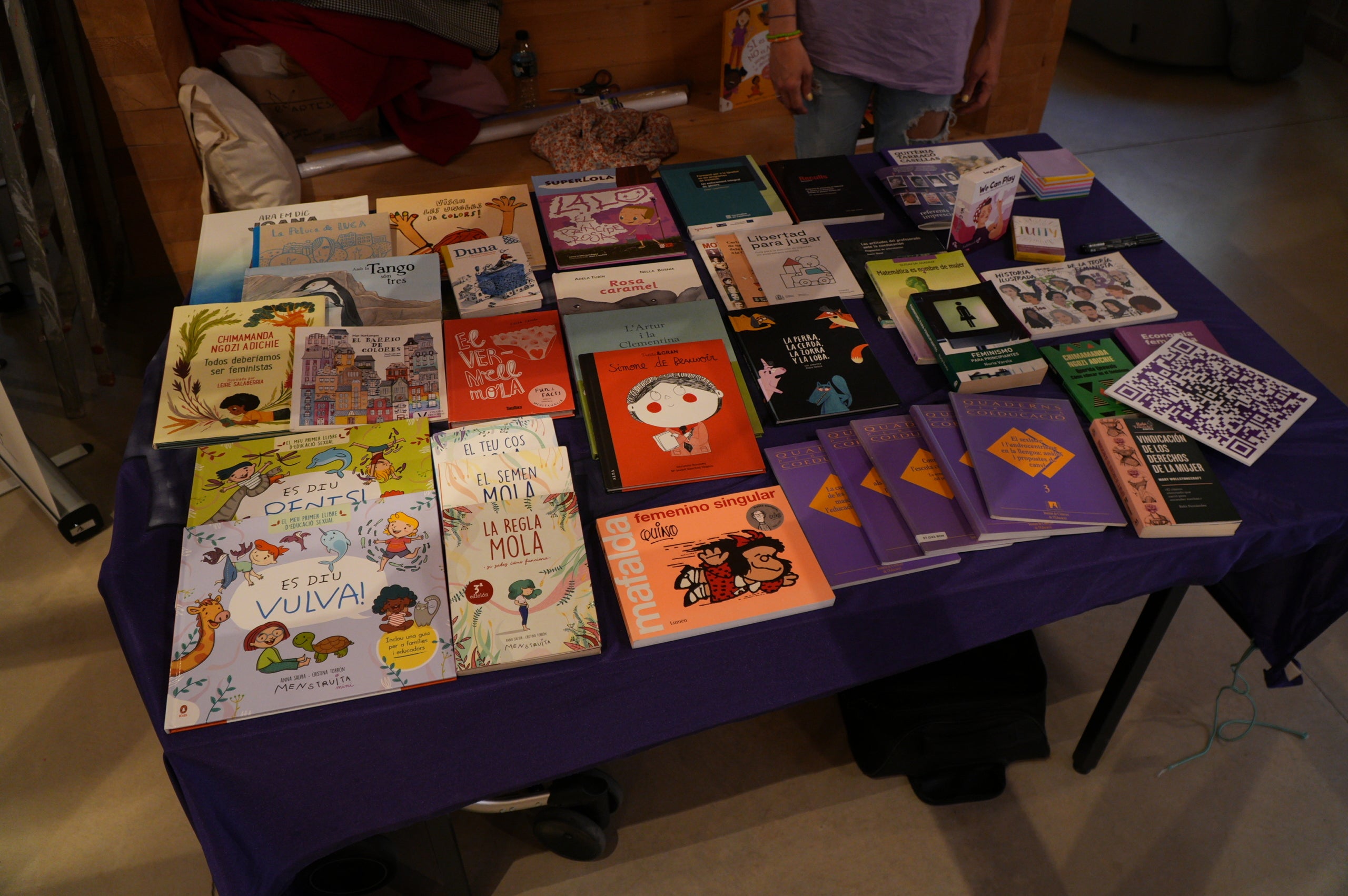 Durant dues jornades, aquest divendres i dissabte el 40 aniversari del Casal de la Dona de Terrassa ha tingut el seu acte central al Vapor de Prodis amb exposicions, debats, projeccions audiovisuals i espectacles. I acompanyats d'una desena de col·lectius de la ciutat que també han contribuït a fer evolucionar la societat durant aquestes quatre dècades. La trobada, d'altra banda, ha vist com l'artista Carmen Valverde ha reproduït el seu cartell il·lustrador dels 40 anys sobre un llenç de grans dimensions. I hi ha hagut un colofó amb les Castelleres totes fent pinya | Jan Romero