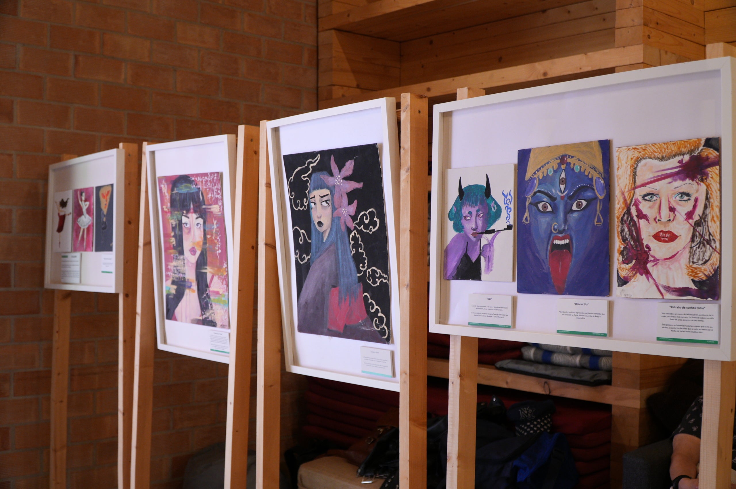 Durant dues jornades, aquest divendres i dissabte el 40 aniversari del Casal de la Dona de Terrassa ha tingut el seu acte central al Vapor de Prodis amb exposicions, debats, projeccions audiovisuals i espectacles. I acompanyats d'una desena de col·lectius de la ciutat que també han contribuït a fer evolucionar la societat durant aquestes quatre dècades. La trobada, d'altra banda, ha vist com l'artista Carmen Valverde ha reproduït el seu cartell il·lustrador dels 40 anys sobre un llenç de grans dimensions. I hi ha hagut un colofó amb les Castelleres totes fent pinya | Jan Romero