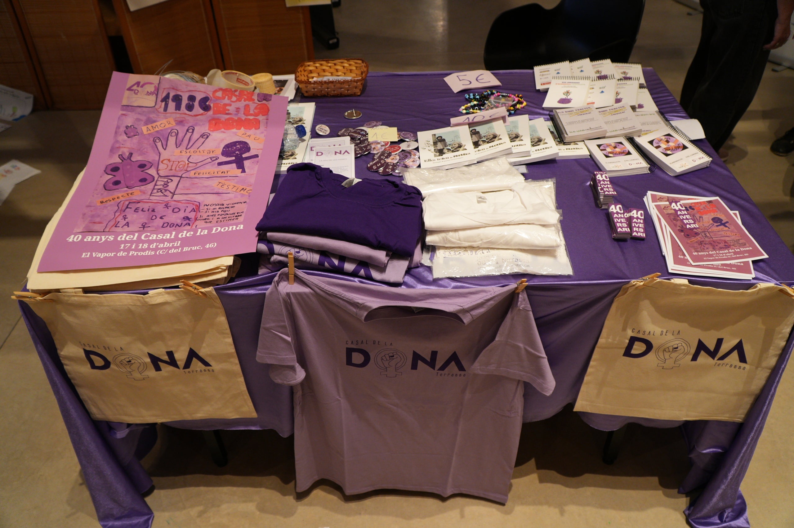 Durant dues jornades, aquest divendres i dissabte el 40 aniversari del Casal de la Dona de Terrassa ha tingut el seu acte central al Vapor de Prodis amb exposicions, debats, projeccions audiovisuals i espectacles. I acompanyats d'una desena de col·lectius de la ciutat que també han contribuït a fer evolucionar la societat durant aquestes quatre dècades. La trobada, d'altra banda, ha vist com l'artista Carmen Valverde ha reproduït el seu cartell il·lustrador dels 40 anys sobre un llenç de grans dimensions. I hi ha hagut un colofó amb les Castelleres totes fent pinya | Jan Romero