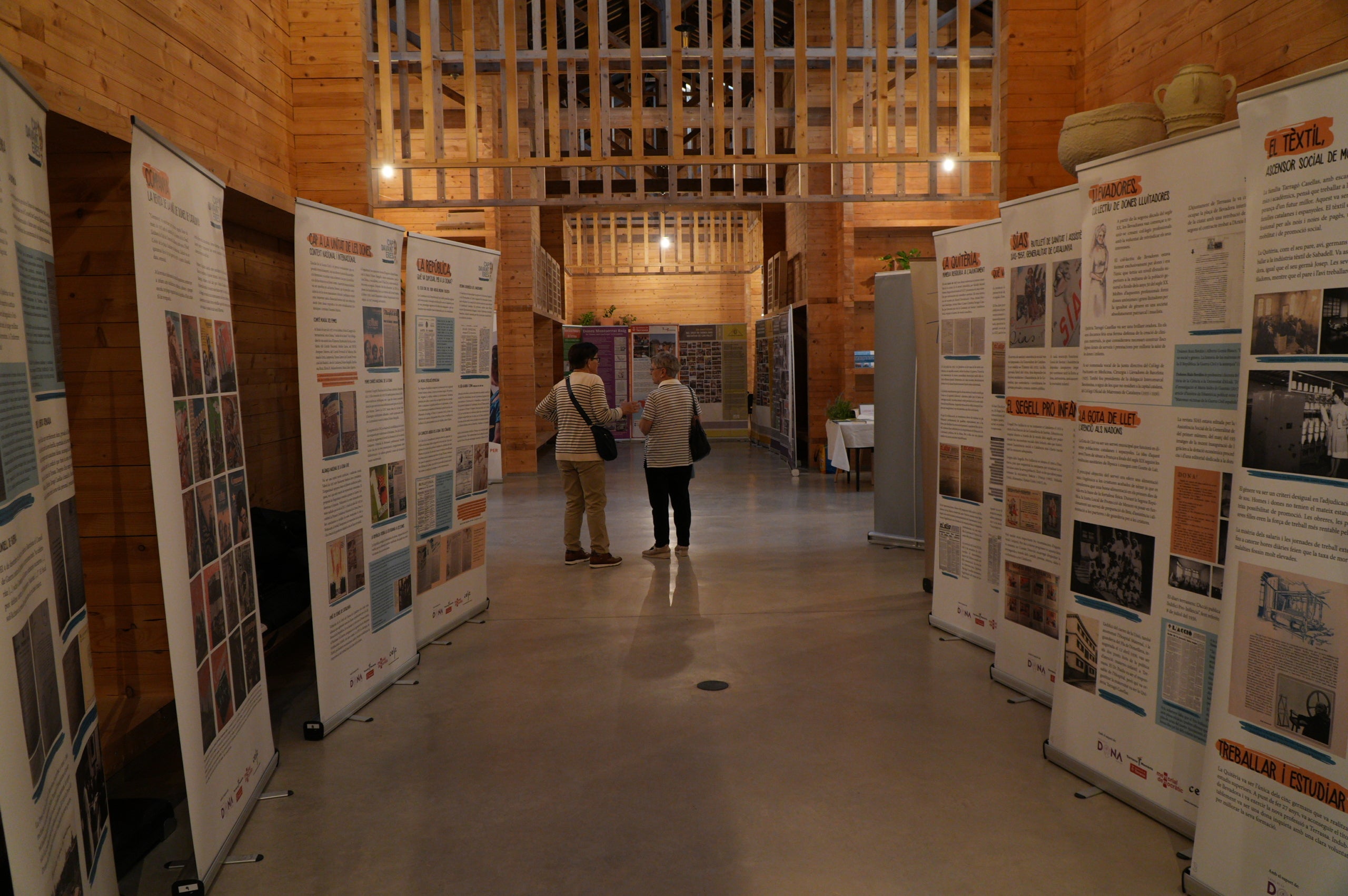 Durant dues jornades, aquest divendres i dissabte el 40 aniversari del Casal de la Dona de Terrassa ha tingut el seu acte central al Vapor de Prodis amb exposicions, debats, projeccions audiovisuals i espectacles. I acompanyats d'una desena de col·lectius de la ciutat que també han contribuït a fer evolucionar la societat durant aquestes quatre dècades. La trobada, d'altra banda, ha vist com l'artista Carmen Valverde ha reproduït el seu cartell il·lustrador dels 40 anys sobre un llenç de grans dimensions. I hi ha hagut un colofó amb les Castelleres totes fent pinya | Jan Romero