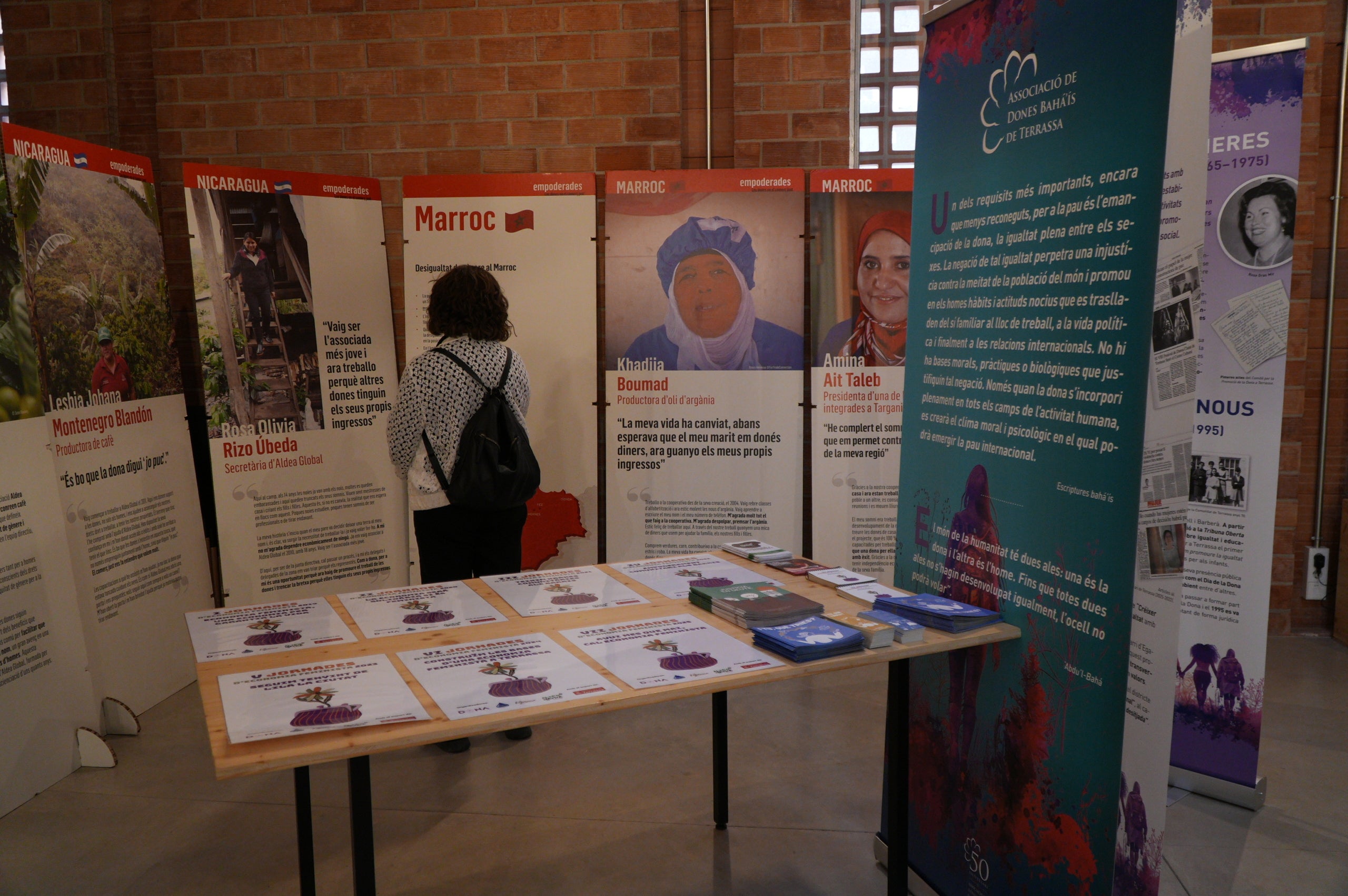 Durant dues jornades, aquest divendres i dissabte el 40 aniversari del Casal de la Dona de Terrassa ha tingut el seu acte central al Vapor de Prodis amb exposicions, debats, projeccions audiovisuals i espectacles. I acompanyats d'una desena de col·lectius de la ciutat que també han contribuït a fer evolucionar la societat durant aquestes quatre dècades. La trobada, d'altra banda, ha vist com l'artista Carmen Valverde ha reproduït el seu cartell il·lustrador dels 40 anys sobre un llenç de grans dimensions. I hi ha hagut un colofó amb les Castelleres totes fent pinya | Jan Romero