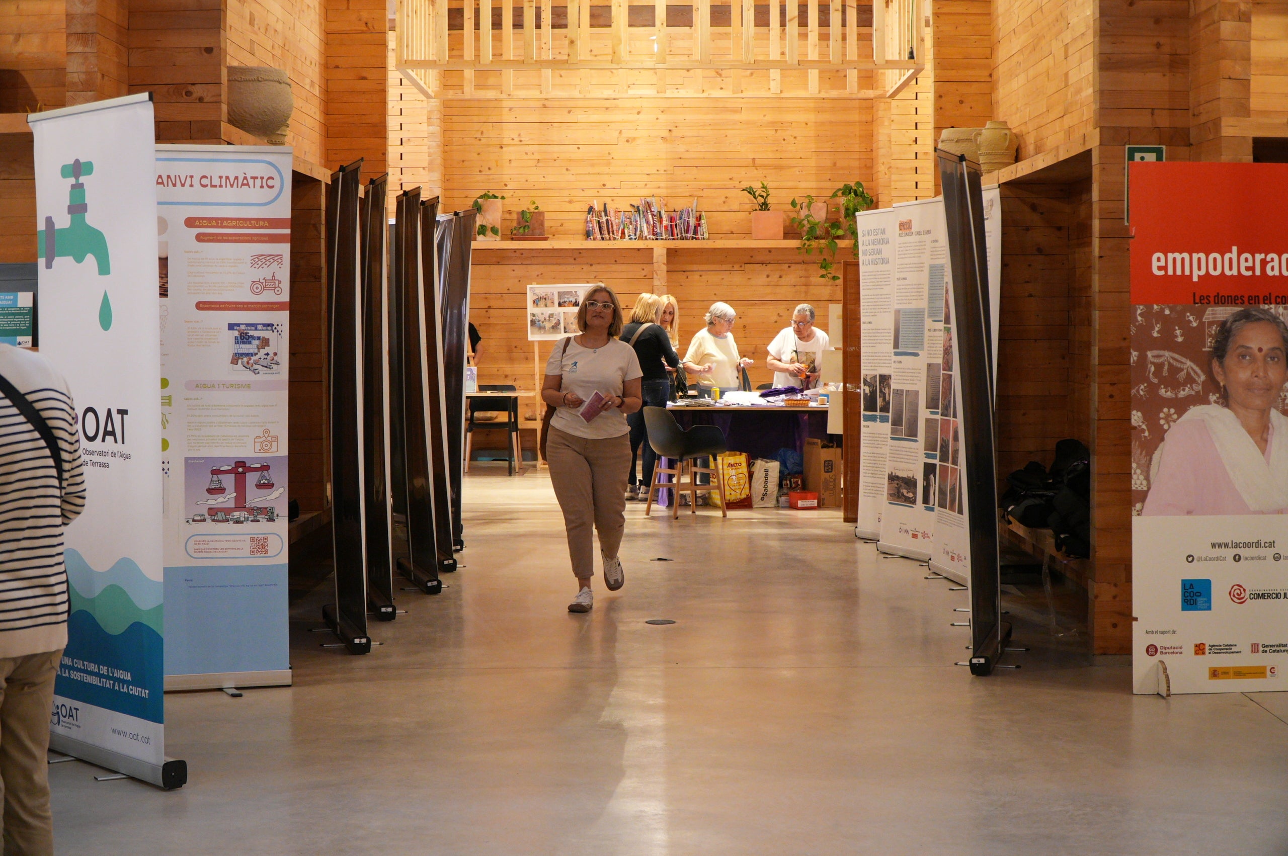 Durant dues jornades, aquest divendres i dissabte el 40 aniversari del Casal de la Dona de Terrassa ha tingut el seu acte central al Vapor de Prodis amb exposicions, debats, projeccions audiovisuals i espectacles. I acompanyats d'una desena de col·lectius de la ciutat que també han contribuït a fer evolucionar la societat durant aquestes quatre dècades. La trobada, d'altra banda, ha vist com l'artista Carmen Valverde ha reproduït el seu cartell il·lustrador dels 40 anys sobre un llenç de grans dimensions. I hi ha hagut un colofó amb les Castelleres totes fent pinya | Jan Romero