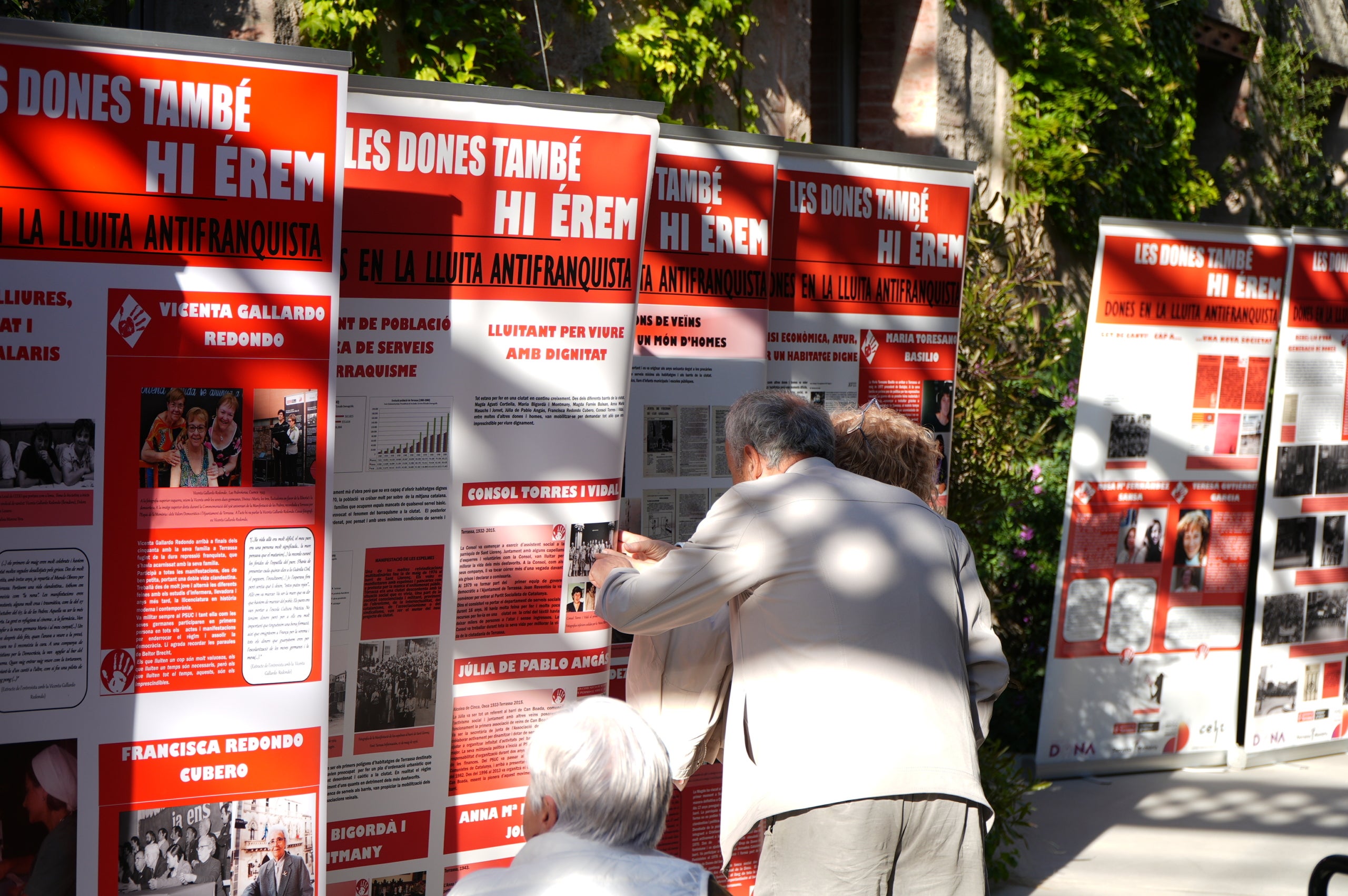 Durant dues jornades, aquest divendres i dissabte el 40 aniversari del Casal de la Dona de Terrassa ha tingut el seu acte central al Vapor de Prodis amb exposicions, debats, projeccions audiovisuals i espectacles. I acompanyats d'una desena de col·lectius de la ciutat que també han contribuït a fer evolucionar la societat durant aquestes quatre dècades. La trobada, d'altra banda, ha vist com l'artista Carmen Valverde ha reproduït el seu cartell il·lustrador dels 40 anys sobre un llenç de grans dimensions. I hi ha hagut un colofó amb les Castelleres totes fent pinya | Jan Romero