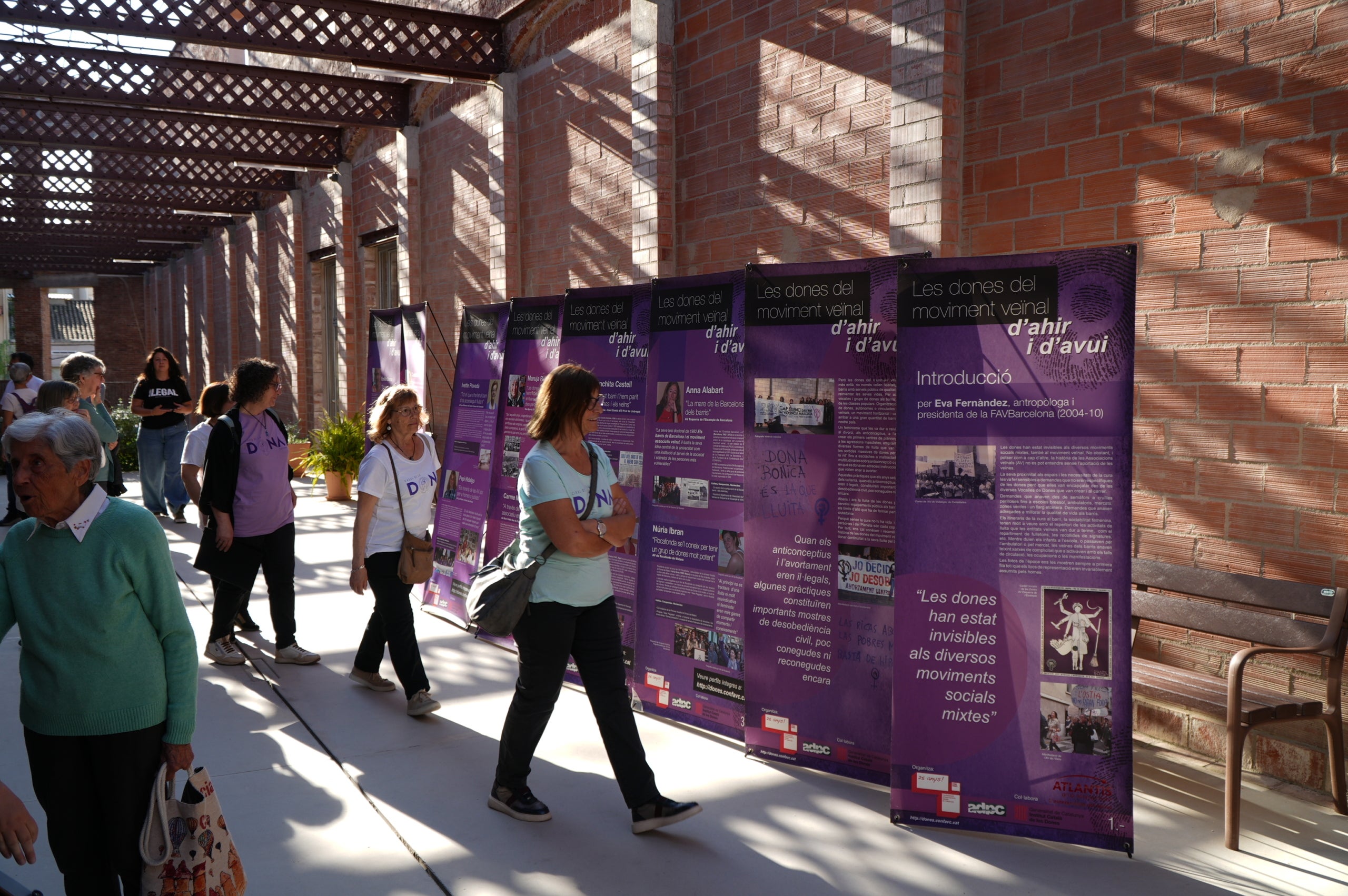 Durant dues jornades, aquest divendres i dissabte el 40 aniversari del Casal de la Dona de Terrassa ha tingut el seu acte central al Vapor de Prodis amb exposicions, debats, projeccions audiovisuals i espectacles. I acompanyats d'una desena de col·lectius de la ciutat que també han contribuït a fer evolucionar la societat durant aquestes quatre dècades. La trobada, d'altra banda, ha vist com l'artista Carmen Valverde ha reproduït el seu cartell il·lustrador dels 40 anys sobre un llenç de grans dimensions. I hi ha hagut un colofó amb les Castelleres totes fent pinya | Jan Romero