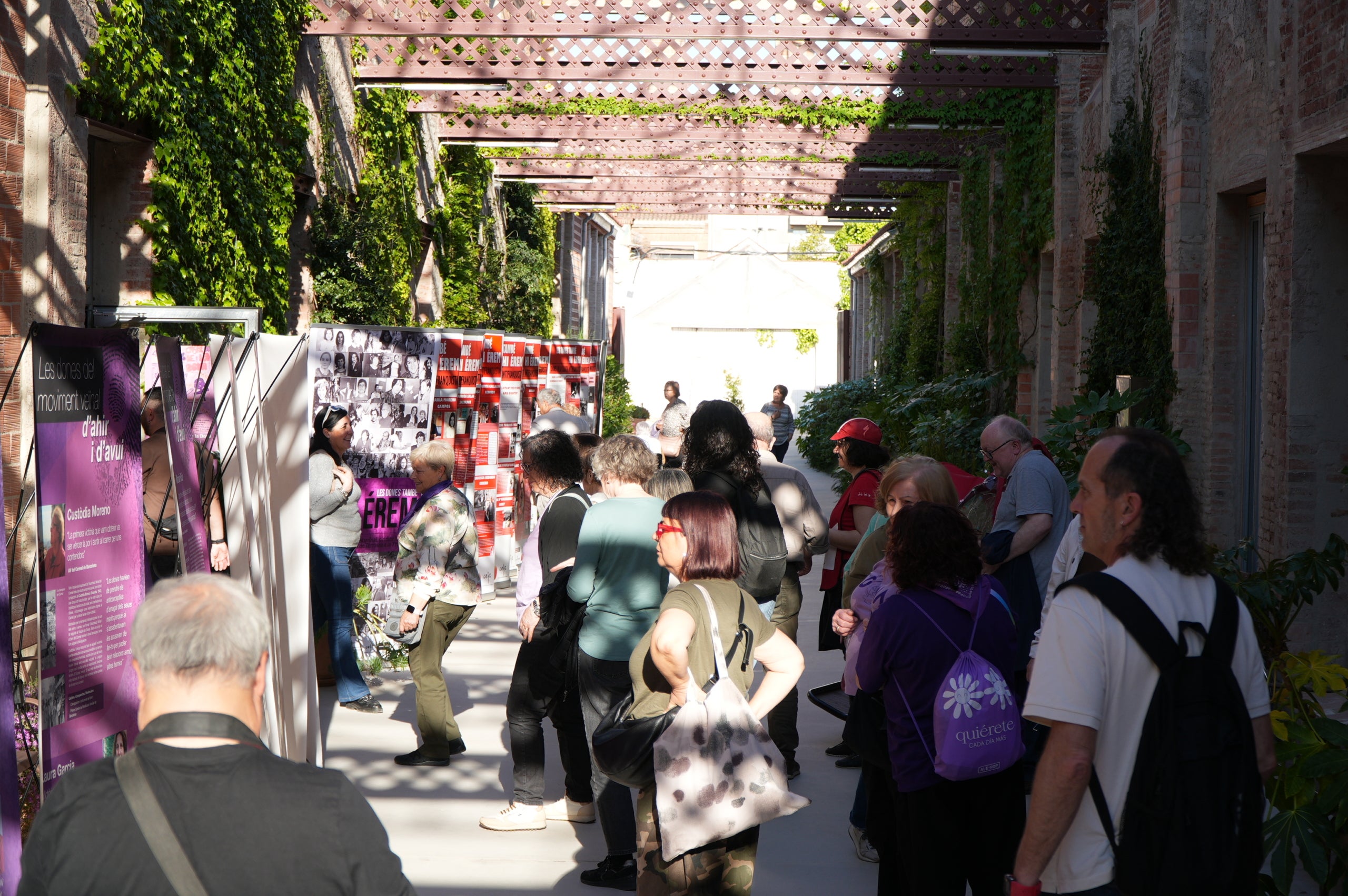 Durant dues jornades, aquest divendres i dissabte el 40 aniversari del Casal de la Dona de Terrassa ha tingut el seu acte central al Vapor de Prodis amb exposicions, debats, projeccions audiovisuals i espectacles. I acompanyats d'una desena de col·lectius de la ciutat que també han contribuït a fer evolucionar la societat durant aquestes quatre dècades. La trobada, d'altra banda, ha vist com l'artista Carmen Valverde ha reproduït el seu cartell il·lustrador dels 40 anys sobre un llenç de grans dimensions. I hi ha hagut un colofó amb les Castelleres totes fent pinya | Jan Romero
