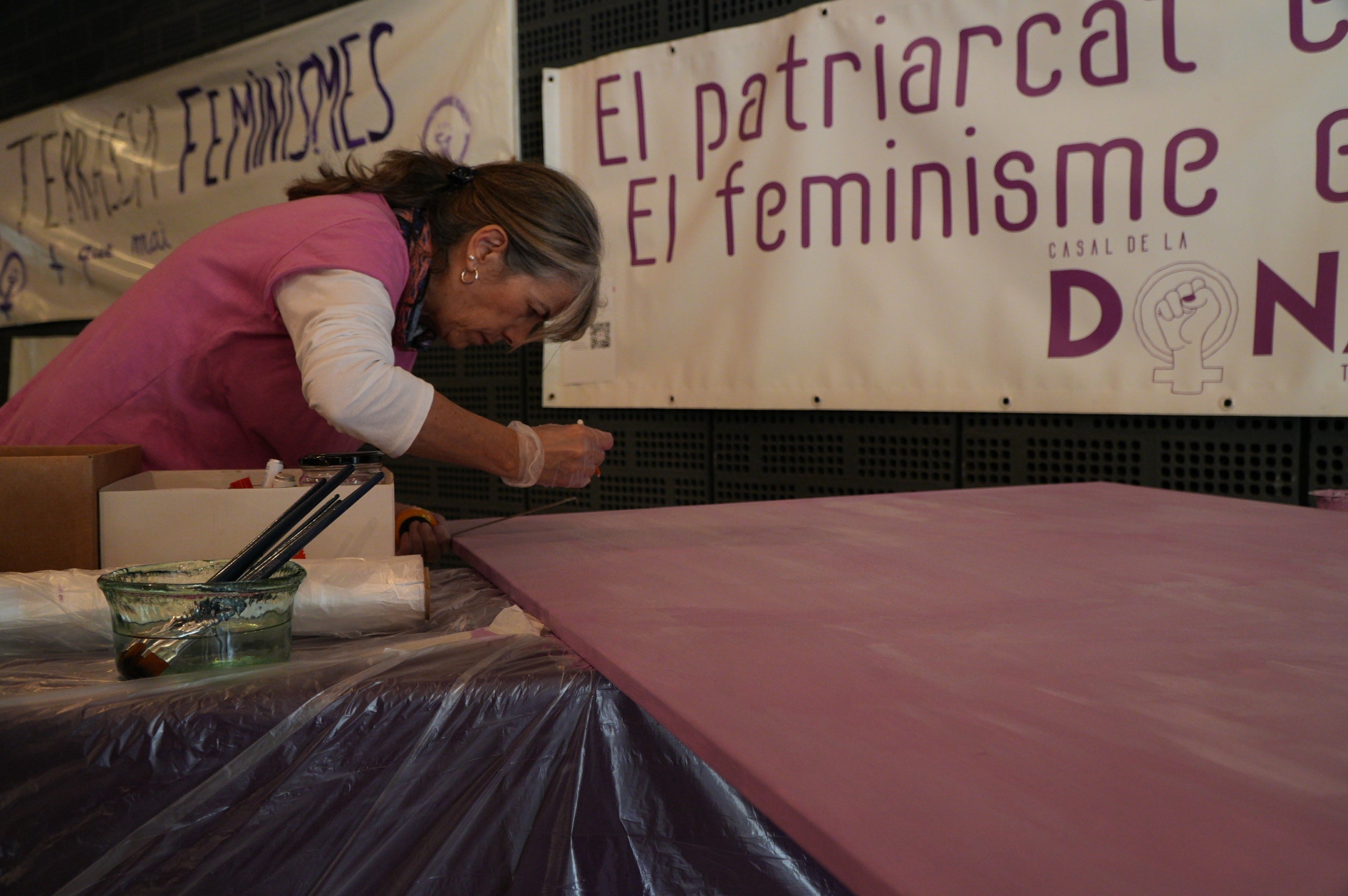 Durant dues jornades, aquest divendres i dissabte el 40 aniversari del Casal de la Dona de Terrassa ha tingut el seu acte central al Vapor de Prodis amb exposicions, debats, projeccions audiovisuals i espectacles. I acompanyats d'una desena de col·lectius de la ciutat que també han contribuït a fer evolucionar la societat durant aquestes quatre dècades. La trobada, d'altra banda, ha vist com l'artista Carmen Valverde ha reproduït el seu cartell il·lustrador dels 40 anys sobre un llenç de grans dimensions. I hi ha hagut un colofó amb les Castelleres totes fent pinya | Jan Romero