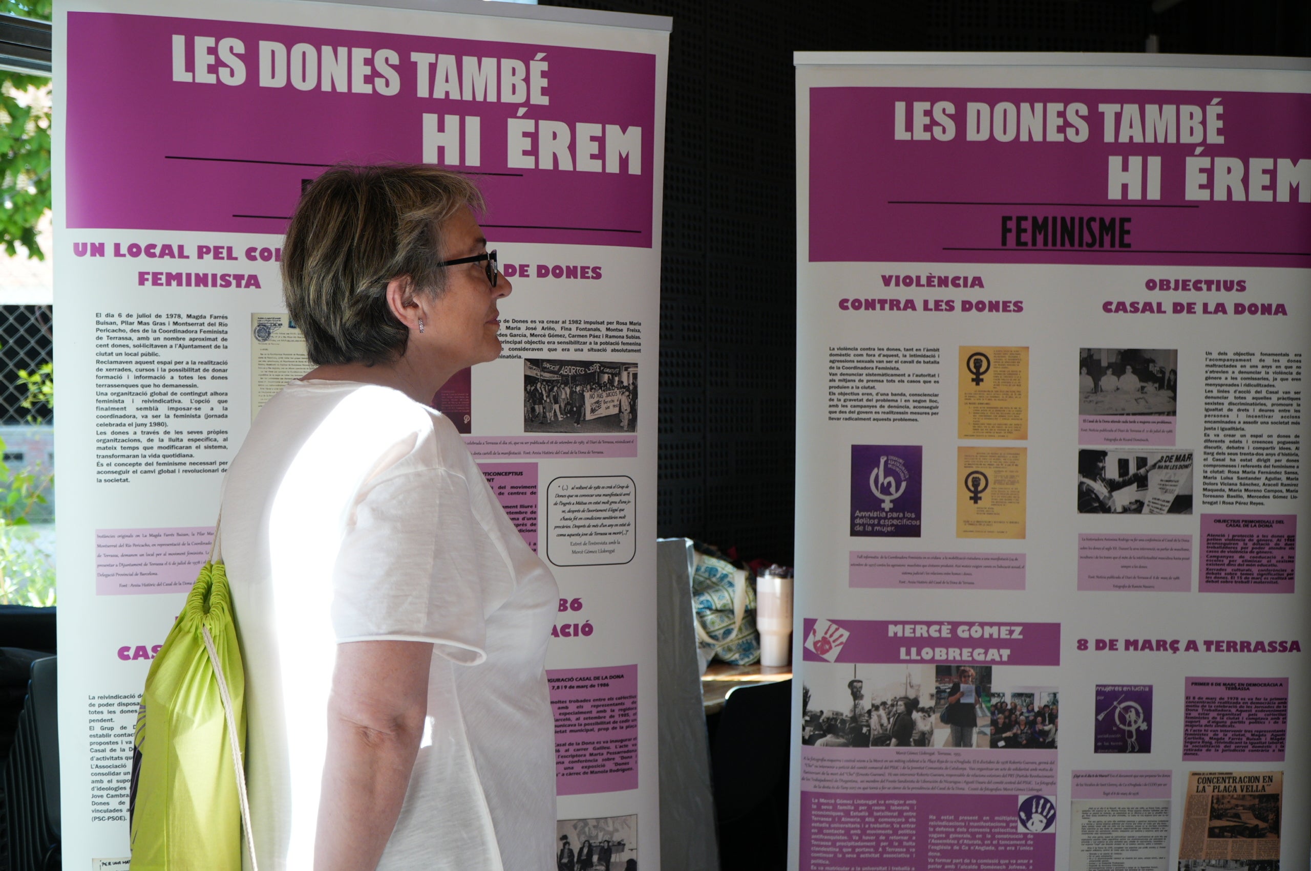 Durant dues jornades, aquest divendres i dissabte el 40 aniversari del Casal de la Dona de Terrassa ha tingut el seu acte central al Vapor de Prodis amb exposicions, debats, projeccions audiovisuals i espectacles. I acompanyats d'una desena de col·lectius de la ciutat que també han contribuït a fer evolucionar la societat durant aquestes quatre dècades. La trobada, d'altra banda, ha vist com l'artista Carmen Valverde ha reproduït el seu cartell il·lustrador dels 40 anys sobre un llenç de grans dimensions. I hi ha hagut un colofó amb les Castelleres totes fent pinya | Jan Romero