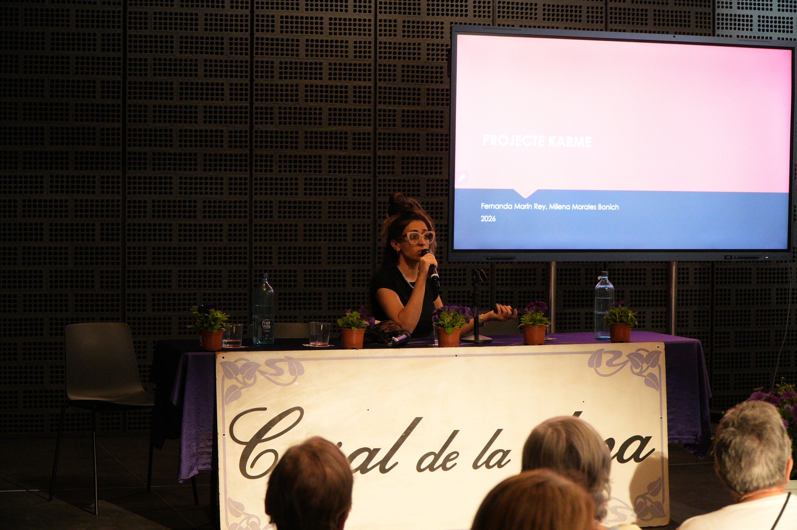 Durant dues jornades, aquest divendres i dissabte el 40 aniversari del Casal de la Dona de Terrassa ha tingut el seu acte central al Vapor de Prodis amb exposicions, debats, projeccions audiovisuals i espectacles. I acompanyats d'una desena de col·lectius de la ciutat que també han contribuït a fer evolucionar la societat durant aquestes quatre dècades. La trobada, d'altra banda, ha vist com l'artista Carmen Valverde ha reproduït el seu cartell il·lustrador dels 40 anys sobre un llenç de grans dimensions. I hi ha hagut un colofó amb les Castelleres totes fent pinya | Jan Romero