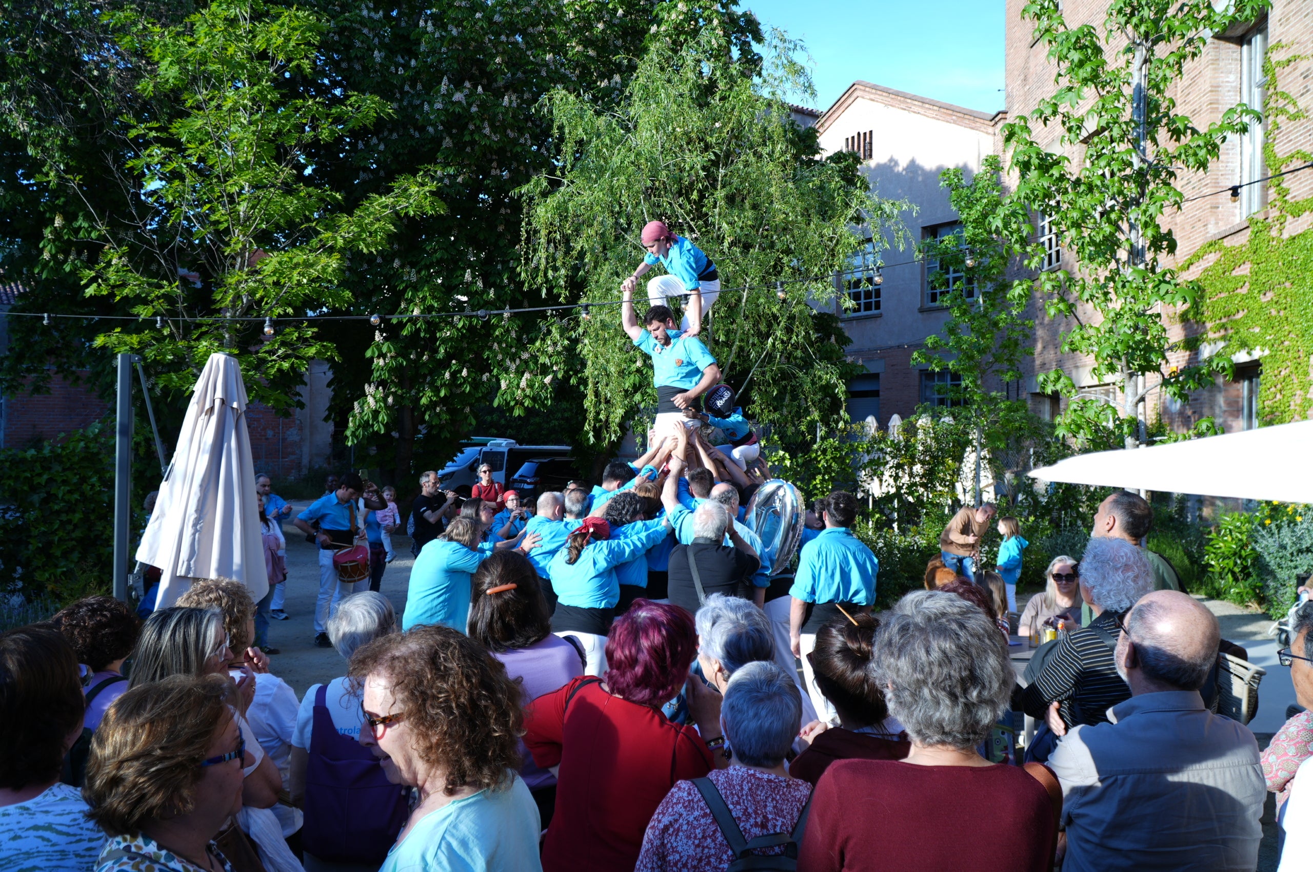 Durant dues jornades, aquest divendres i dissabte el 40 aniversari del Casal de la Dona de Terrassa ha tingut el seu acte central al Vapor de Prodis amb exposicions, debats, projeccions audiovisuals i espectacles. I acompanyats d'una desena de col·lectius de la ciutat que també han contribuït a fer evolucionar la societat durant aquestes quatre dècades. La trobada, d'altra banda, ha vist com l'artista Carmen Valverde ha reproduït el seu cartell il·lustrador dels 40 anys sobre un llenç de grans dimensions. I hi ha hagut un colofó amb les Castelleres totes fent pinya | Jan Romero