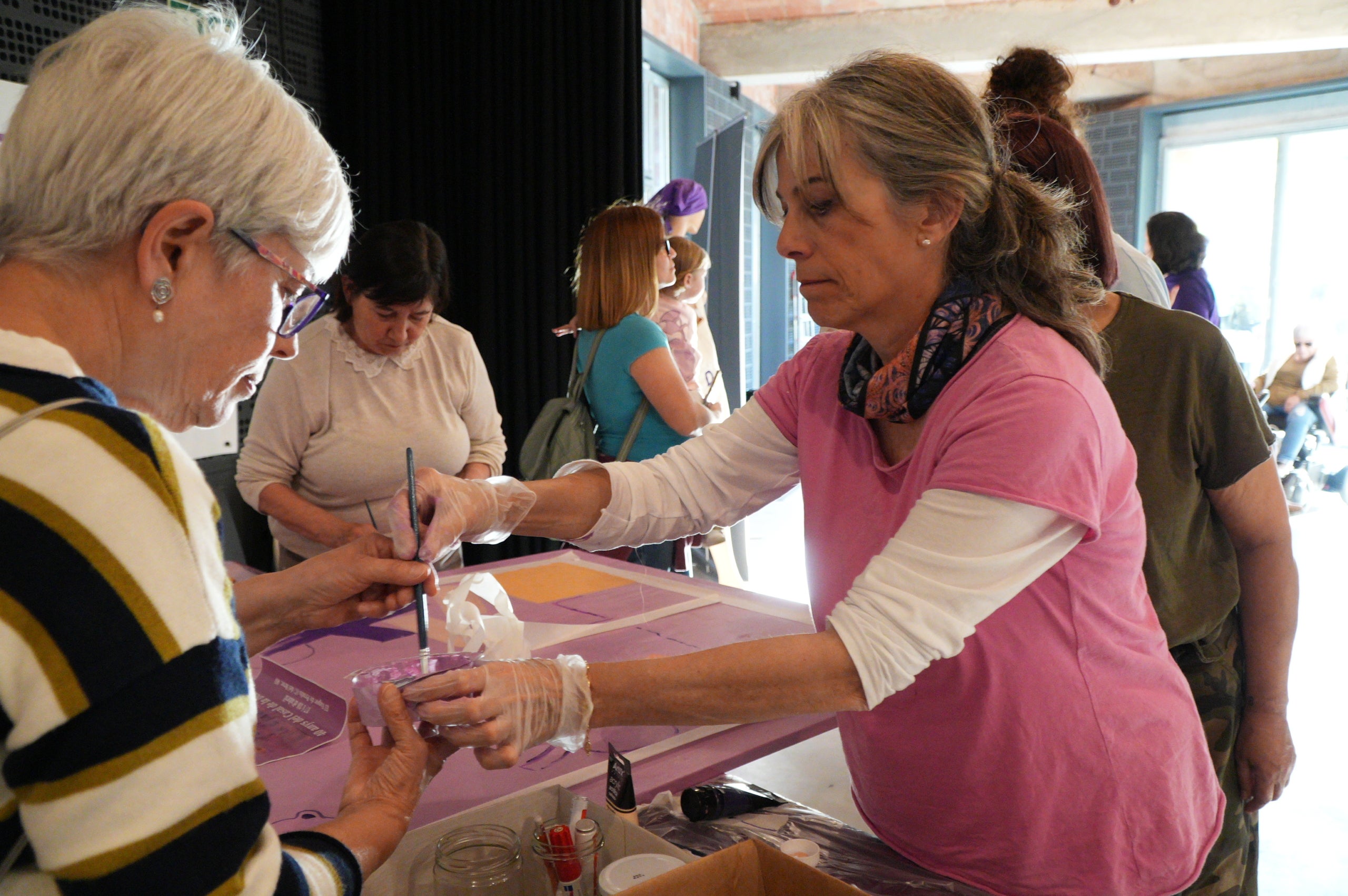 Durant dues jornades, aquest divendres i dissabte el 40 aniversari del Casal de la Dona de Terrassa ha tingut el seu acte central al Vapor de Prodis amb exposicions, debats, projeccions audiovisuals i espectacles. I acompanyats d'una desena de col·lectius de la ciutat que també han contribuït a fer evolucionar la societat durant aquestes quatre dècades. La trobada, d'altra banda, ha vist com l'artista Carmen Valverde ha reproduït el seu cartell il·lustrador dels 40 anys sobre un llenç de grans dimensions. I hi ha hagut un colofó amb les Castelleres totes fent pinya | Jan Romero