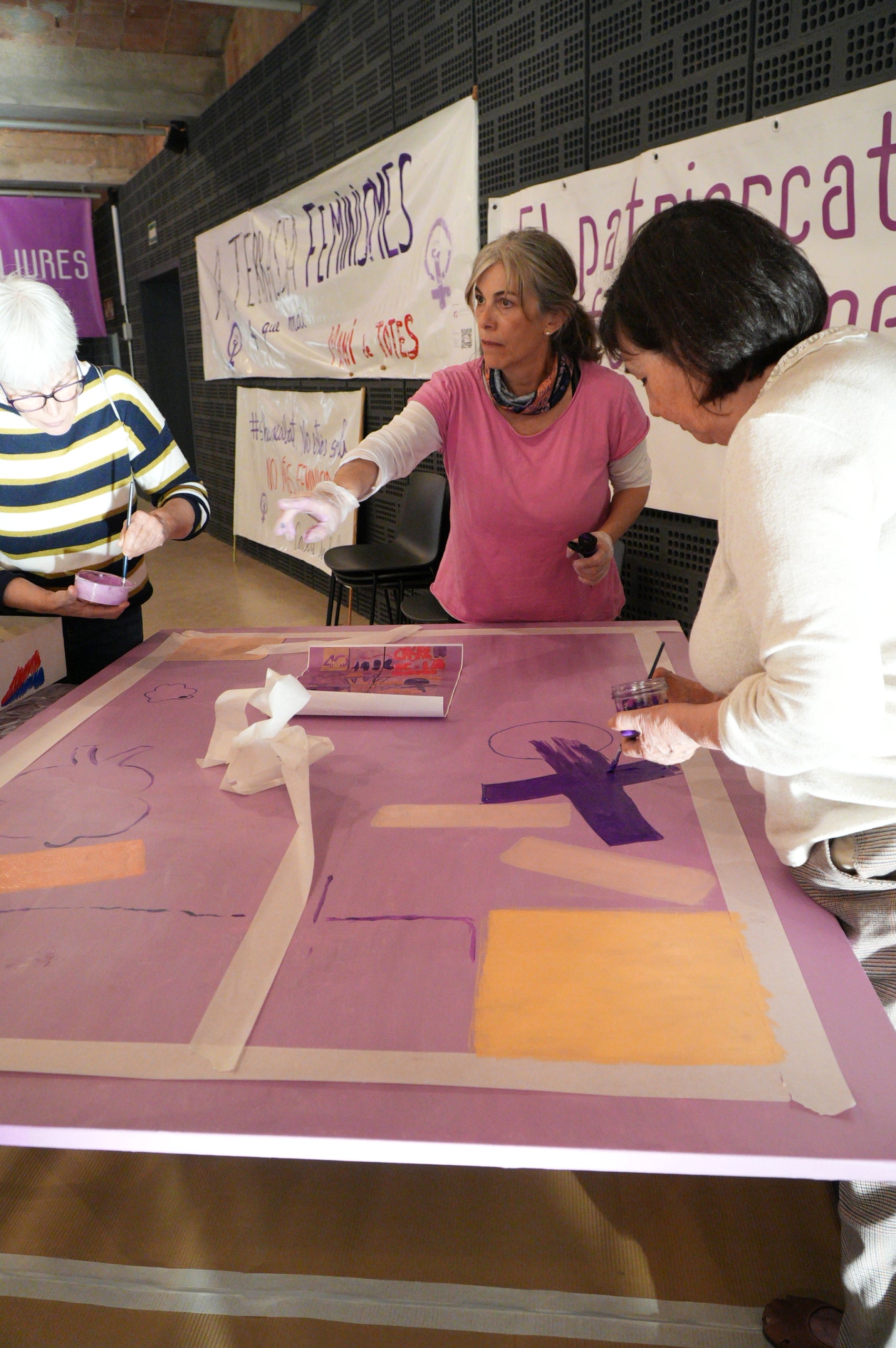 Durant dues jornades, aquest divendres i dissabte el 40 aniversari del Casal de la Dona de Terrassa ha tingut el seu acte central al Vapor de Prodis amb exposicions, debats, projeccions audiovisuals i espectacles. I acompanyats d'una desena de col·lectius de la ciutat que també han contribuït a fer evolucionar la societat durant aquestes quatre dècades. La trobada, d'altra banda, ha vist com l'artista Carmen Valverde ha reproduït el seu cartell il·lustrador dels 40 anys sobre un llenç de grans dimensions. I hi ha hagut un colofó amb les Castelleres totes fent pinya | Jan Romero