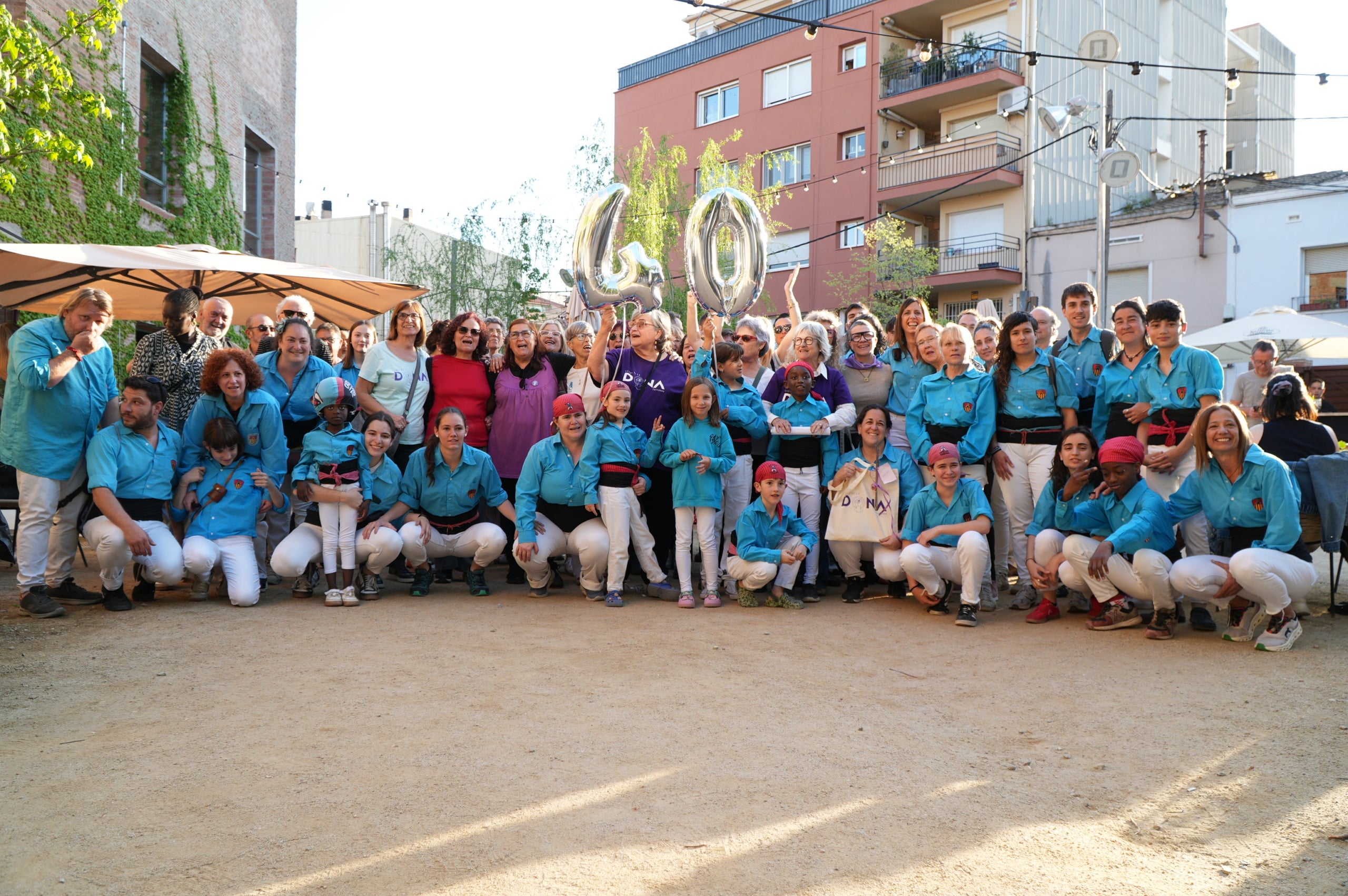 Durant dues jornades, aquest divendres i dissabte el 40 aniversari del Casal de la Dona de Terrassa ha tingut el seu acte central al Vapor de Prodis amb exposicions, debats, projeccions audiovisuals i espectacles. I acompanyats d'una desena de col·lectius de la ciutat que també han contribuït a fer evolucionar la societat durant aquestes quatre dècades. La trobada, d'altra banda, ha vist com l'artista Carmen Valverde ha reproduït el seu cartell il·lustrador dels 40 anys sobre un llenç de grans dimensions. I hi ha hagut un colofó amb les Castelleres totes fent pinya | Jan Romero