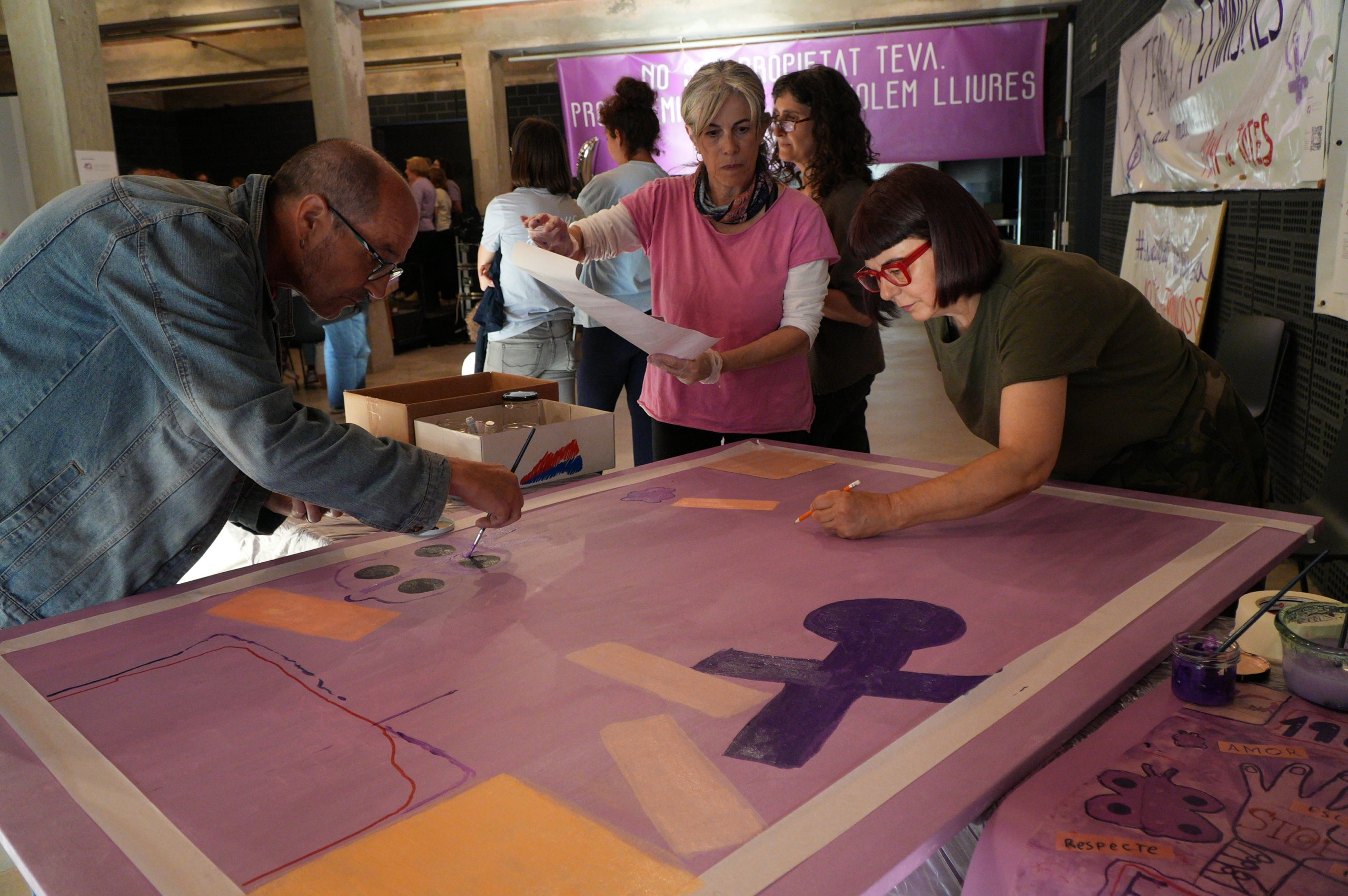 Durant dues jornades, aquest divendres i dissabte el 40 aniversari del Casal de la Dona de Terrassa ha tingut el seu acte central al Vapor de Prodis amb exposicions, debats, projeccions audiovisuals i espectacles. I acompanyats d'una desena de col·lectius de la ciutat que també han contribuït a fer evolucionar la societat durant aquestes quatre dècades. La trobada, d'altra banda, ha vist com l'artista Carmen Valverde ha reproduït el seu cartell il·lustrador dels 40 anys sobre un llenç de grans dimensions. I hi ha hagut un colofó amb les Castelleres totes fent pinya | Jan Romero