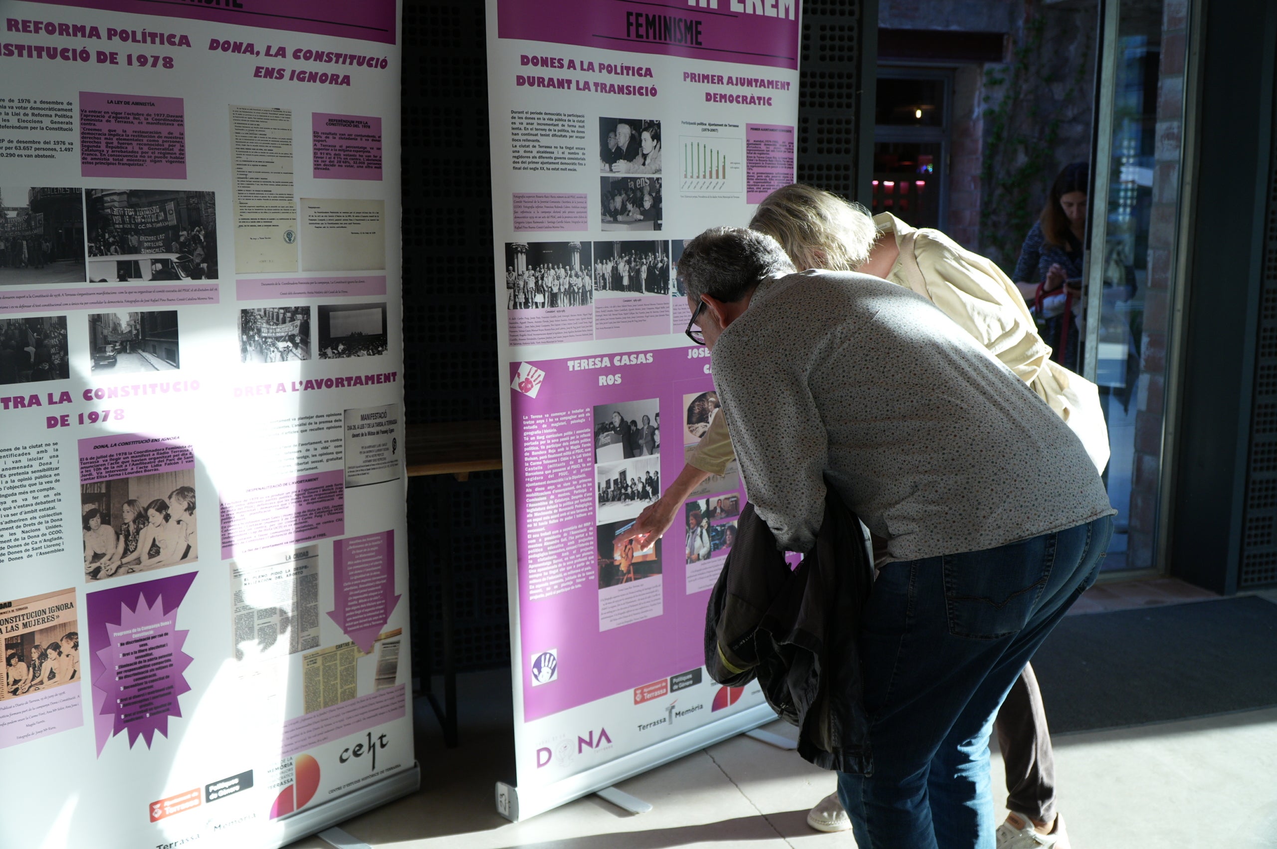 Durant dues jornades, aquest divendres i dissabte el 40 aniversari del Casal de la Dona de Terrassa ha tingut el seu acte central al Vapor de Prodis amb exposicions, debats, projeccions audiovisuals i espectacles. I acompanyats d'una desena de col·lectius de la ciutat que també han contribuït a fer evolucionar la societat durant aquestes quatre dècades. La trobada, d'altra banda, ha vist com l'artista Carmen Valverde ha reproduït el seu cartell il·lustrador dels 40 anys sobre un llenç de grans dimensions. I hi ha hagut un colofó amb les Castelleres totes fent pinya | Jan Romero