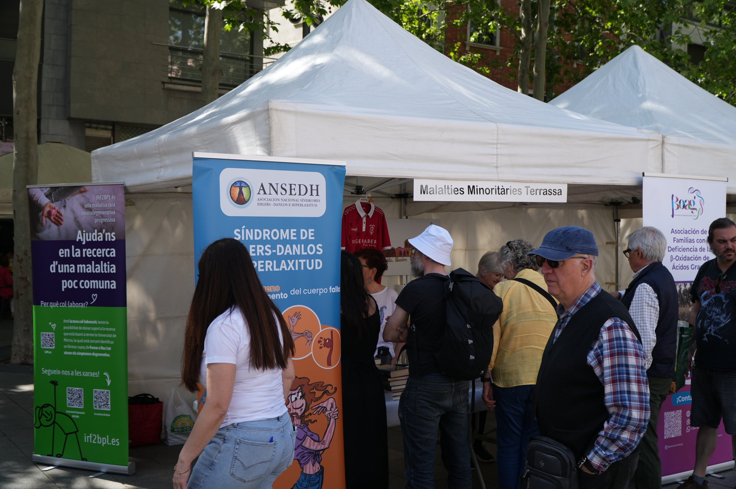 Després de la cita de tardor el novembre passat, la Fira d'Entitats de la Salut de Terrassa va celebrar aquest dissabte primaveral la seva desena edició amb una vintena d'associacions de malalties minoritàries, oncològiques, neurològiques o salut mental. Els seus visitants van poder informar-se en els diferents estands, alhora que s'organitzaven activitats, tallers i actuacions musicals des de l'escenari de la plaça durant tota la jornada | Jan Romero