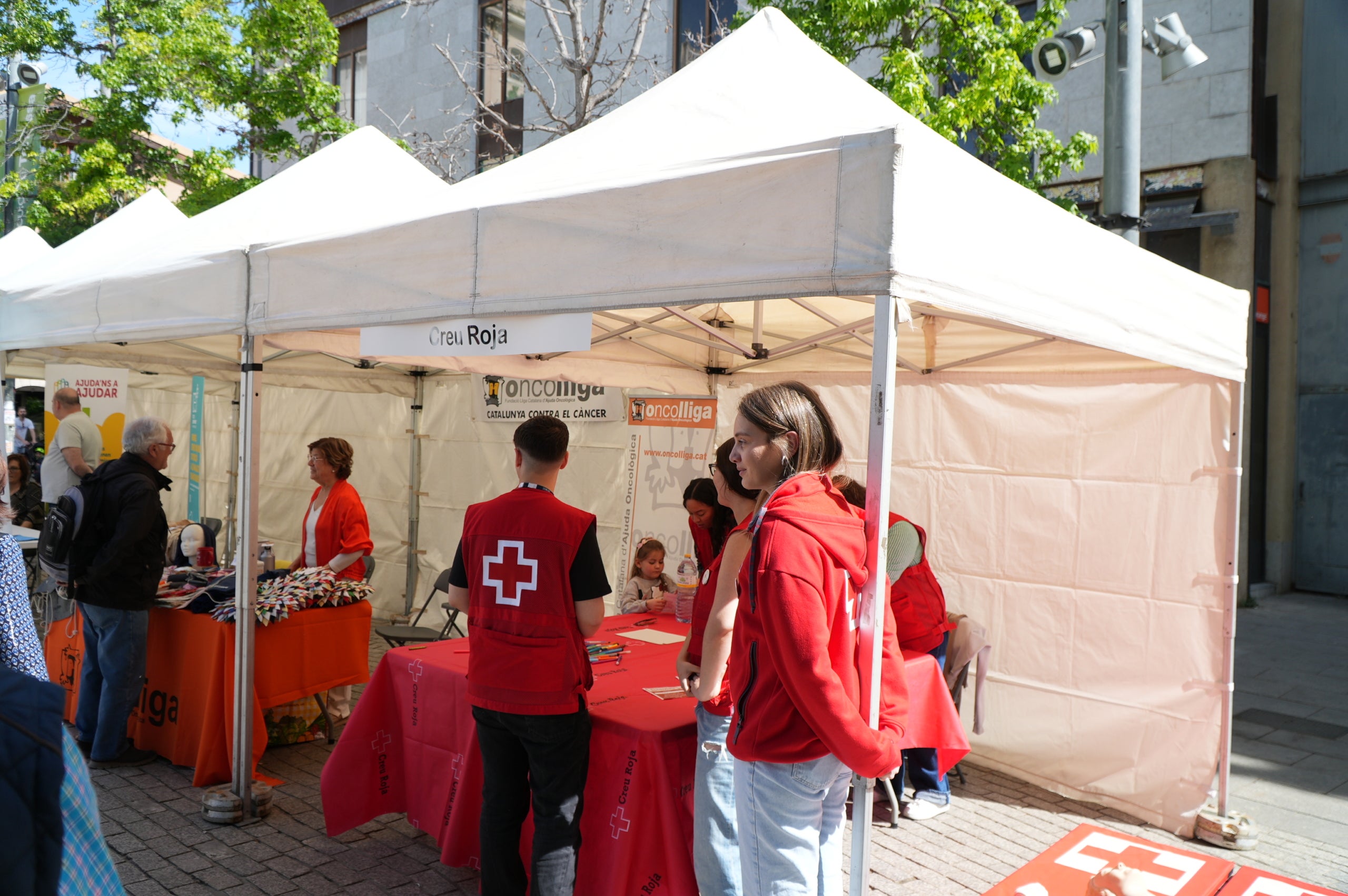 Després de la cita de tardor el novembre passat, la Fira d'Entitats de la Salut de Terrassa va celebrar aquest dissabte primaveral la seva desena edició amb una vintena d'associacions de malalties minoritàries, oncològiques, neurològiques o salut mental. Els seus visitants van poder informar-se en els diferents estands, alhora que s'organitzaven activitats, tallers i actuacions musicals des de l'escenari de la plaça durant tota la jornada | Jan Romero
