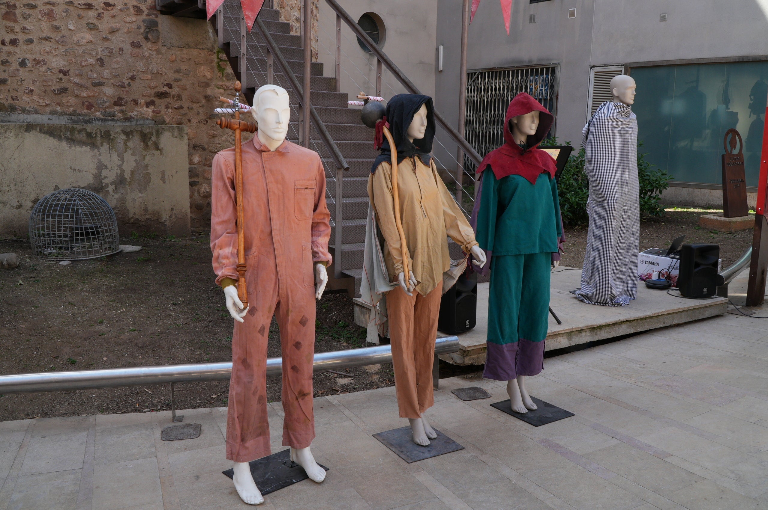 La Pàjara, que l'any passat va complir 45 anys com a bèstia de foc singular de la cultura popular terrassenca, ja té preparada la vestimenta de la colla per a la propera Festa Major al juliol. Es tracta d'una roba més còmoda, pràctica i segura, que ha dissenyat Rosa Rubio a través d'un procés de creació participatiu, que conserva el típic color taronja terrós, amb caputxes en cuir i les característiques ales, amb obertura per davant i tancaments amb velcro i butxaques pensades per als mòbils i objectes personals. Els maniquins es van presentar a la plaça de la Torre del Palau i, ara, s'obre un període d'aportacions voluntàries per a la confecció dels vestits | Jan Romero