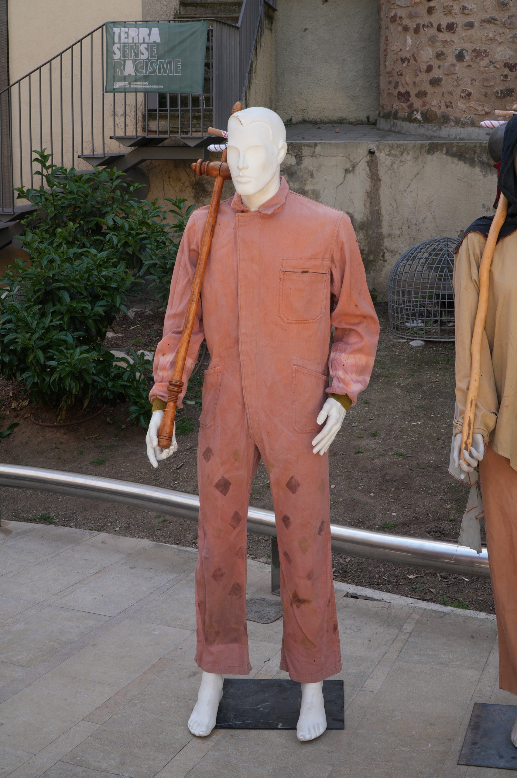 La Pàjara, que l'any passat va complir 45 anys com a bèstia de foc singular de la cultura popular terrassenca, ja té preparada la vestimenta de la colla per a la propera Festa Major al juliol. Es tracta d'una roba més còmoda, pràctica i segura, que ha dissenyat Rosa Rubio a través d'un procés de creació participatiu, que conserva el típic color taronja terrós, amb caputxes en cuir i les característiques ales, amb obertura per davant i tancaments amb velcro i butxaques pensades per als mòbils i objectes personals. Els maniquins es van presentar a la plaça de la Torre del Palau i, ara, s'obre un període d'aportacions voluntàries per a la confecció dels vestits | Jan Romero