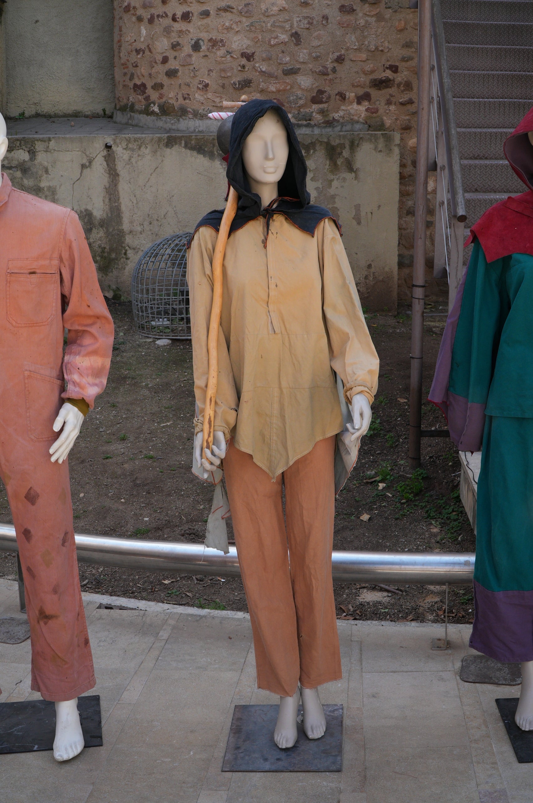 La Pàjara, que l'any passat va complir 45 anys com a bèstia de foc singular de la cultura popular terrassenca, ja té preparada la vestimenta de la colla per a la propera Festa Major al juliol. Es tracta d'una roba més còmoda, pràctica i segura, que ha dissenyat Rosa Rubio a través d'un procés de creació participatiu, que conserva el típic color taronja terrós, amb caputxes en cuir i les característiques ales, amb obertura per davant i tancaments amb velcro i butxaques pensades per als mòbils i objectes personals. Els maniquins es van presentar a la plaça de la Torre del Palau i, ara, s'obre un període d'aportacions voluntàries per a la confecció dels vestits | Jan Romero