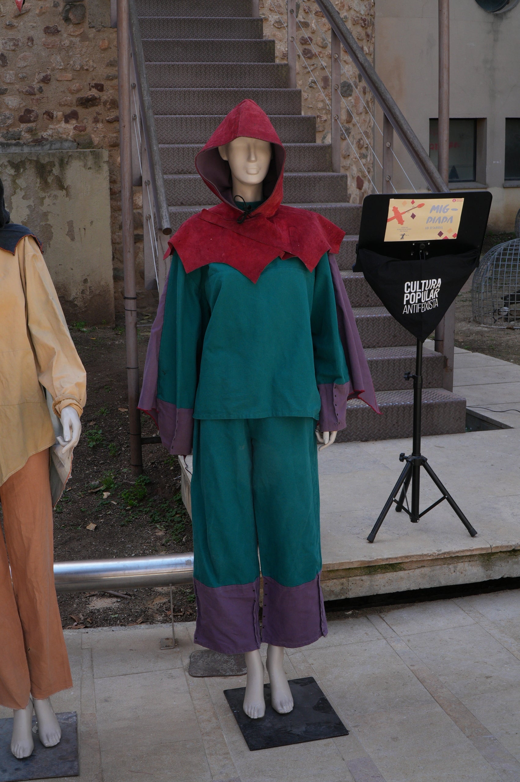 La Pàjara, que l'any passat va complir 45 anys com a bèstia de foc singular de la cultura popular terrassenca, ja té preparada la vestimenta de la colla per a la propera Festa Major al juliol. Es tracta d'una roba més còmoda, pràctica i segura, que ha dissenyat Rosa Rubio a través d'un procés de creació participatiu, que conserva el típic color taronja terrós, amb caputxes en cuir i les característiques ales, amb obertura per davant i tancaments amb velcro i butxaques pensades per als mòbils i objectes personals. Els maniquins es van presentar a la plaça de la Torre del Palau i, ara, s'obre un període d'aportacions voluntàries per a la confecció dels vestits | Jan Romero