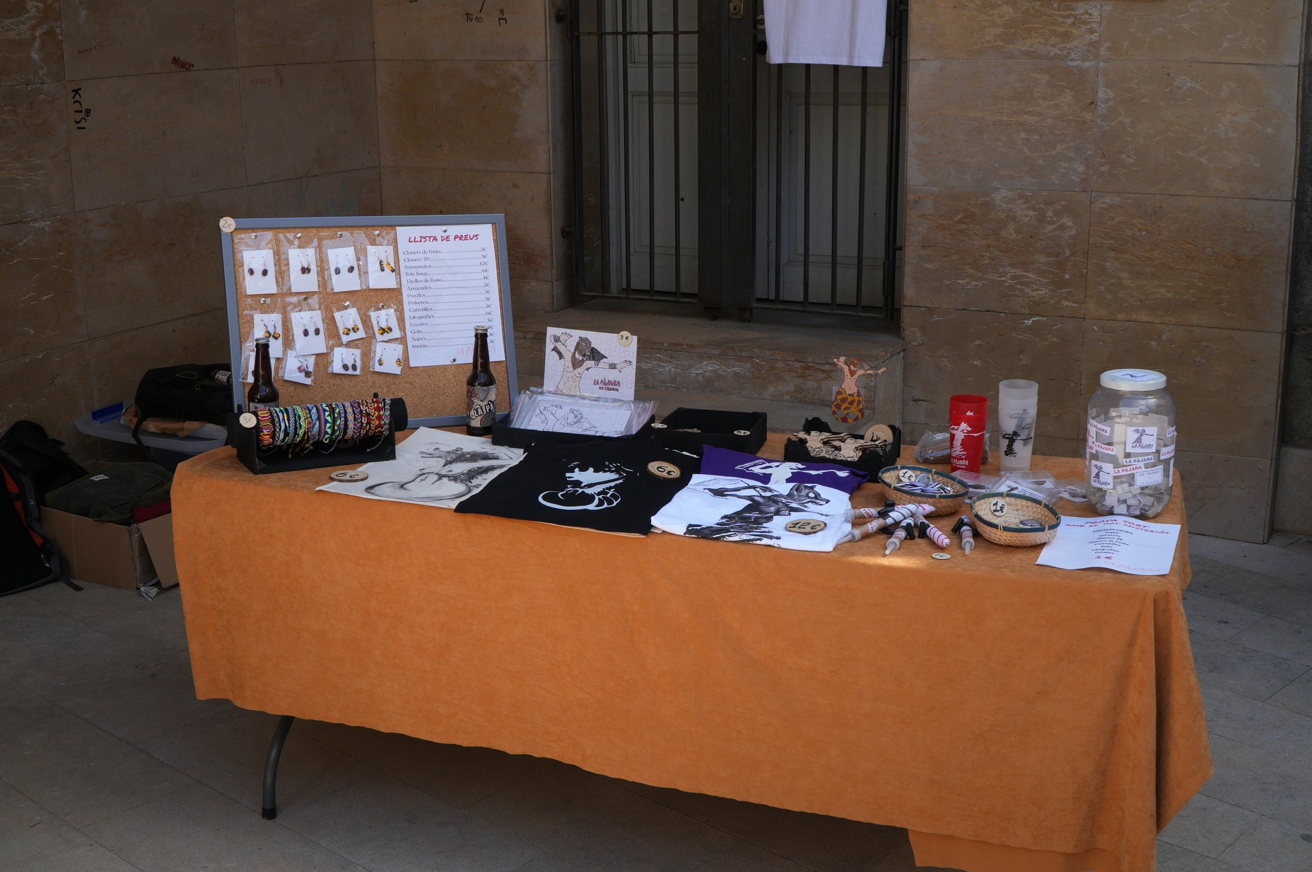 La Pàjara, que l'any passat va complir 45 anys com a bèstia de foc singular de la cultura popular terrassenca, ja té preparada la vestimenta de la colla per a la propera Festa Major al juliol. Es tracta d'una roba més còmoda, pràctica i segura, que ha dissenyat Rosa Rubio a través d'un procés de creació participatiu, que conserva el típic color taronja terrós, amb caputxes en cuir i les característiques ales, amb obertura per davant i tancaments amb velcro i butxaques pensades per als mòbils i objectes personals. Els maniquins es van presentar a la plaça de la Torre del Palau i, ara, s'obre un període d'aportacions voluntàries per a la confecció dels vestits | Jan Romero