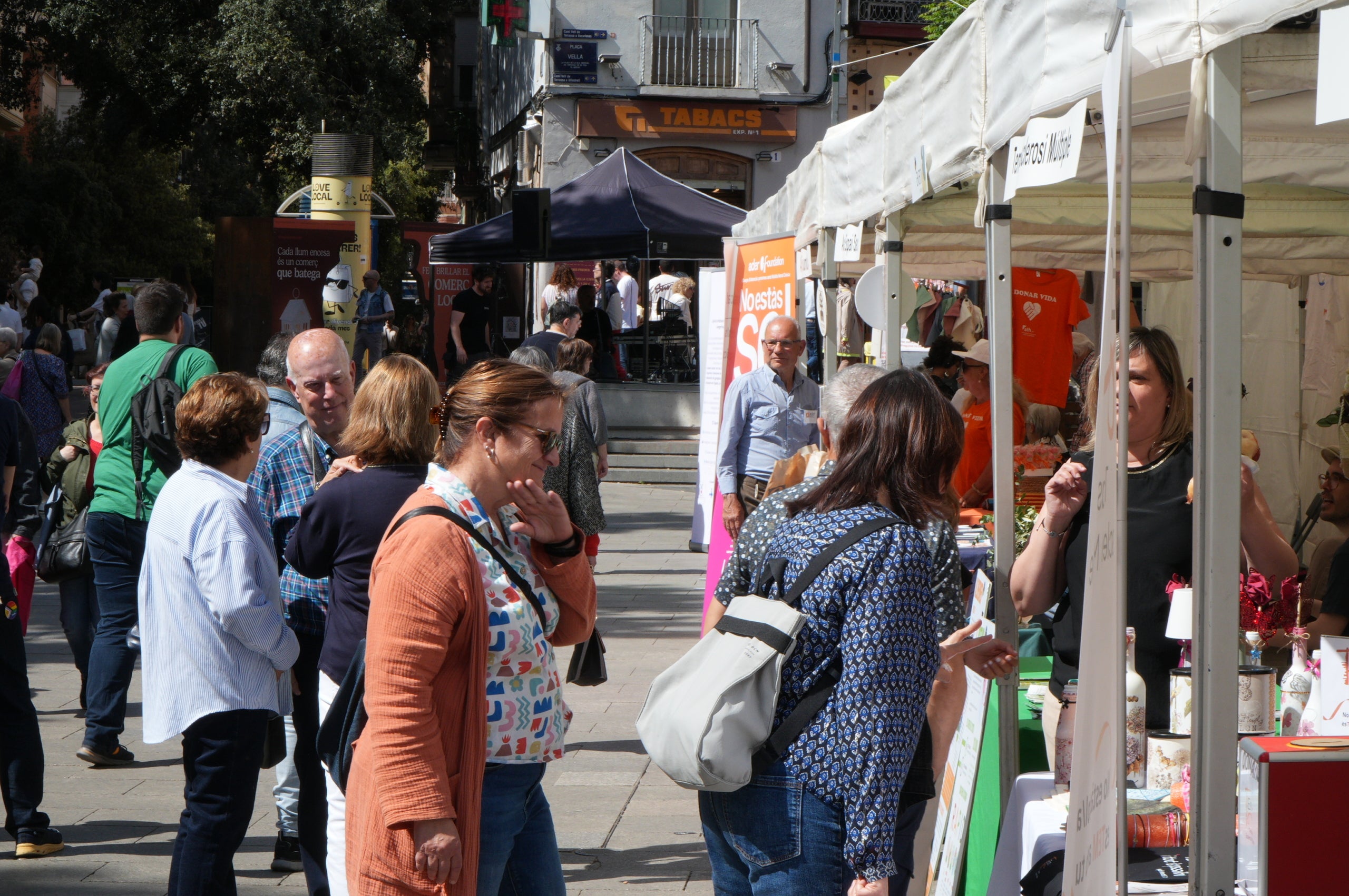 Després de la cita de tardor el novembre passat, la Fira d'Entitats de la Salut de Terrassa va celebrar aquest dissabte primaveral la seva desena edició amb una vintena d'associacions de malalties minoritàries, oncològiques, neurològiques o salut mental. Els seus visitants van poder informar-se en els diferents estands, alhora que s'organitzaven activitats, tallers i actuacions musicals des de l'escenari de la plaça durant tota la jornada | Jan Romero