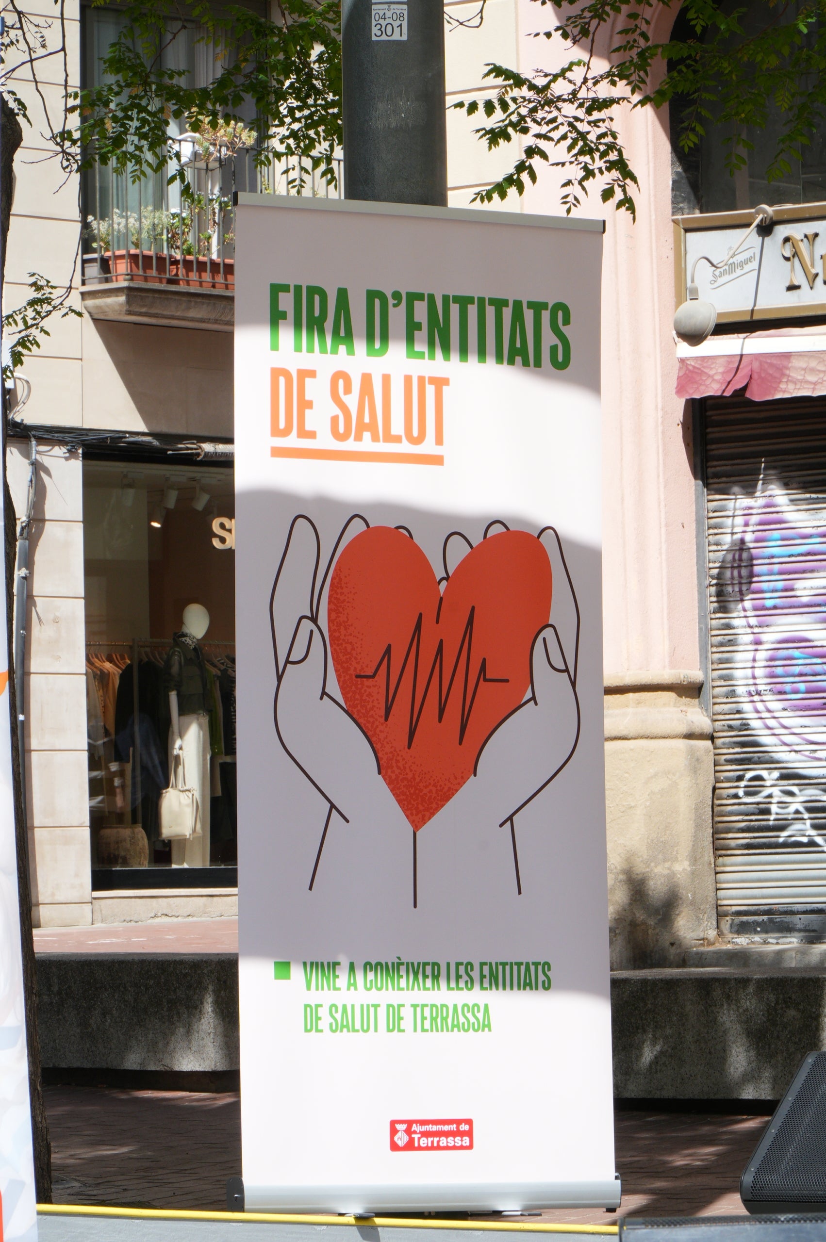 Després de la cita de tardor el novembre passat, la Fira d'Entitats de la Salut de Terrassa va celebrar aquest dissabte primaveral la seva desena edició amb una vintena d'associacions de malalties minoritàries, oncològiques, neurològiques o salut mental. Els seus visitants van poder informar-se en els diferents estands, alhora que s'organitzaven activitats, tallers i actuacions musicals des de l'escenari de la plaça durant tota la jornada | Jan Romero