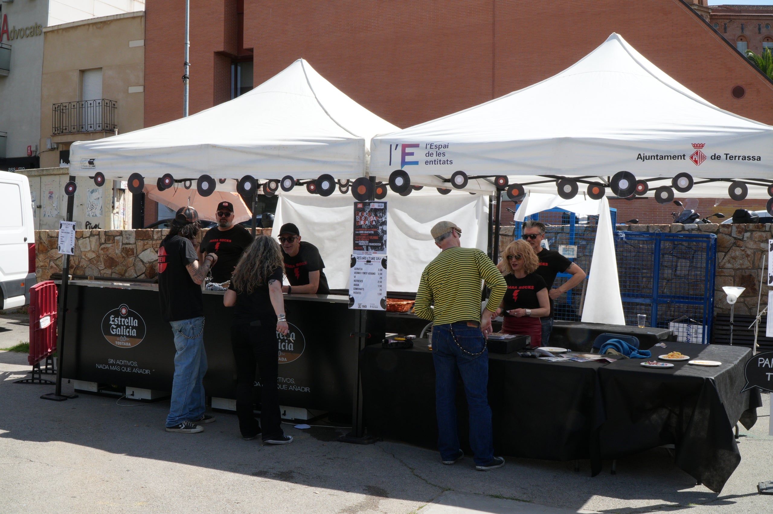 Per cinquena vegada, l'Associació Ègara Rocks va celebrar aquest dissabte al Parc dels Catalans el Record Store Day, simultàniament a la diada mundial de reivindicació del vinil. Entre altres stands, es comptava amb la botiga de discos Terrassa HDS Collector, que oferia edicions en exclusiva editades especialment per a aquesta data. I, des de l'escenari, van obrir la jornada, que continuava fins al vespre amb altres grups catalans, els barcelonins Martin Bit and Friends i el seu irreverent country punk | Jan Romero