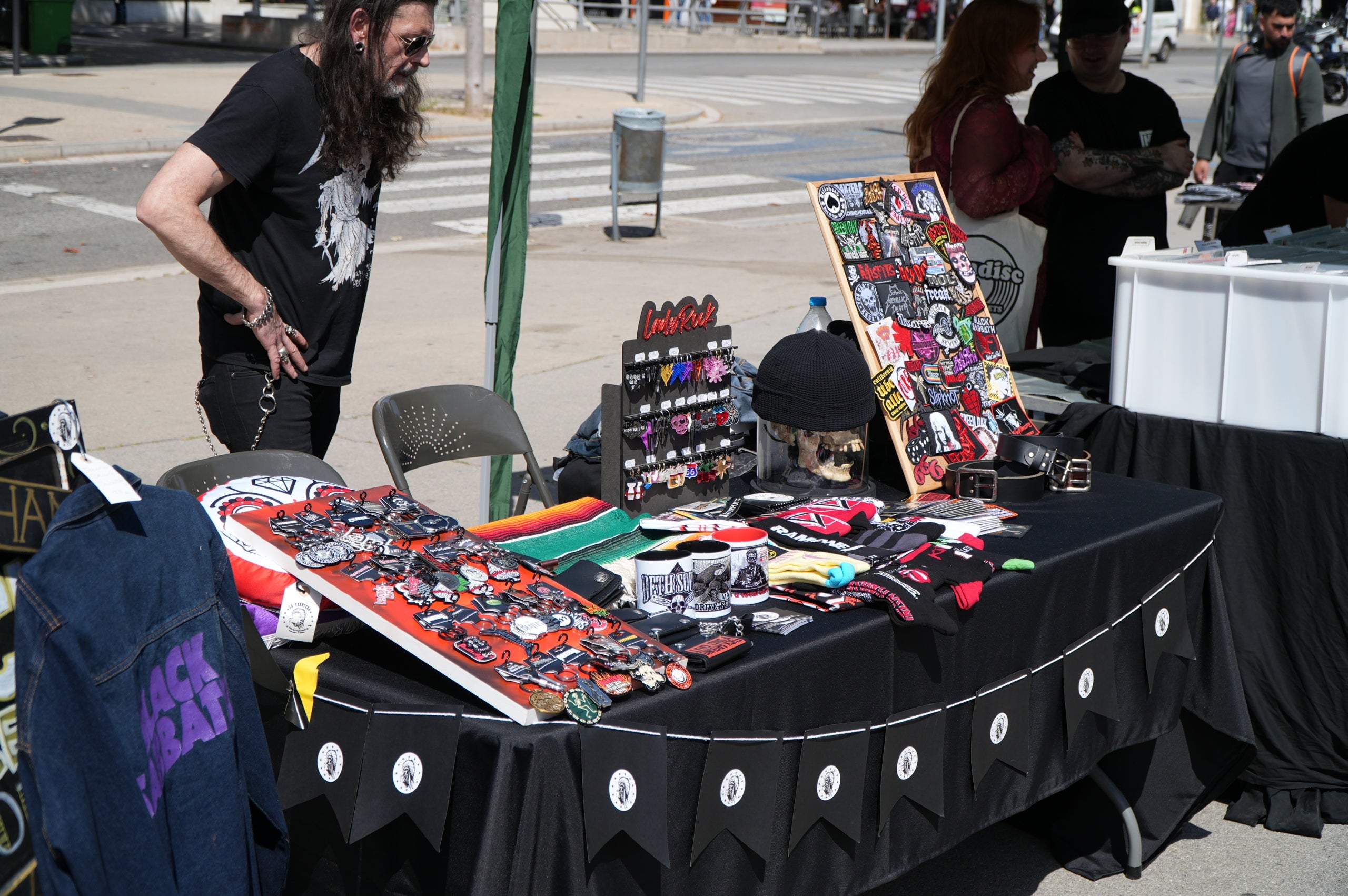Per cinquena vegada, l'Associació Ègara Rocks va celebrar aquest dissabte al Parc dels Catalans el Record Store Day, simultàniament a la diada mundial de reivindicació del vinil. Entre altres stands, es comptava amb la botiga de discos Terrassa HDS Collector, que oferia edicions en exclusiva editades especialment per a aquesta data. I, des de l'escenari, van obrir la jornada, que continuava fins al vespre amb altres grups catalans, els barcelonins Martin Bit and Friends i el seu irreverent country punk | Jan Romero