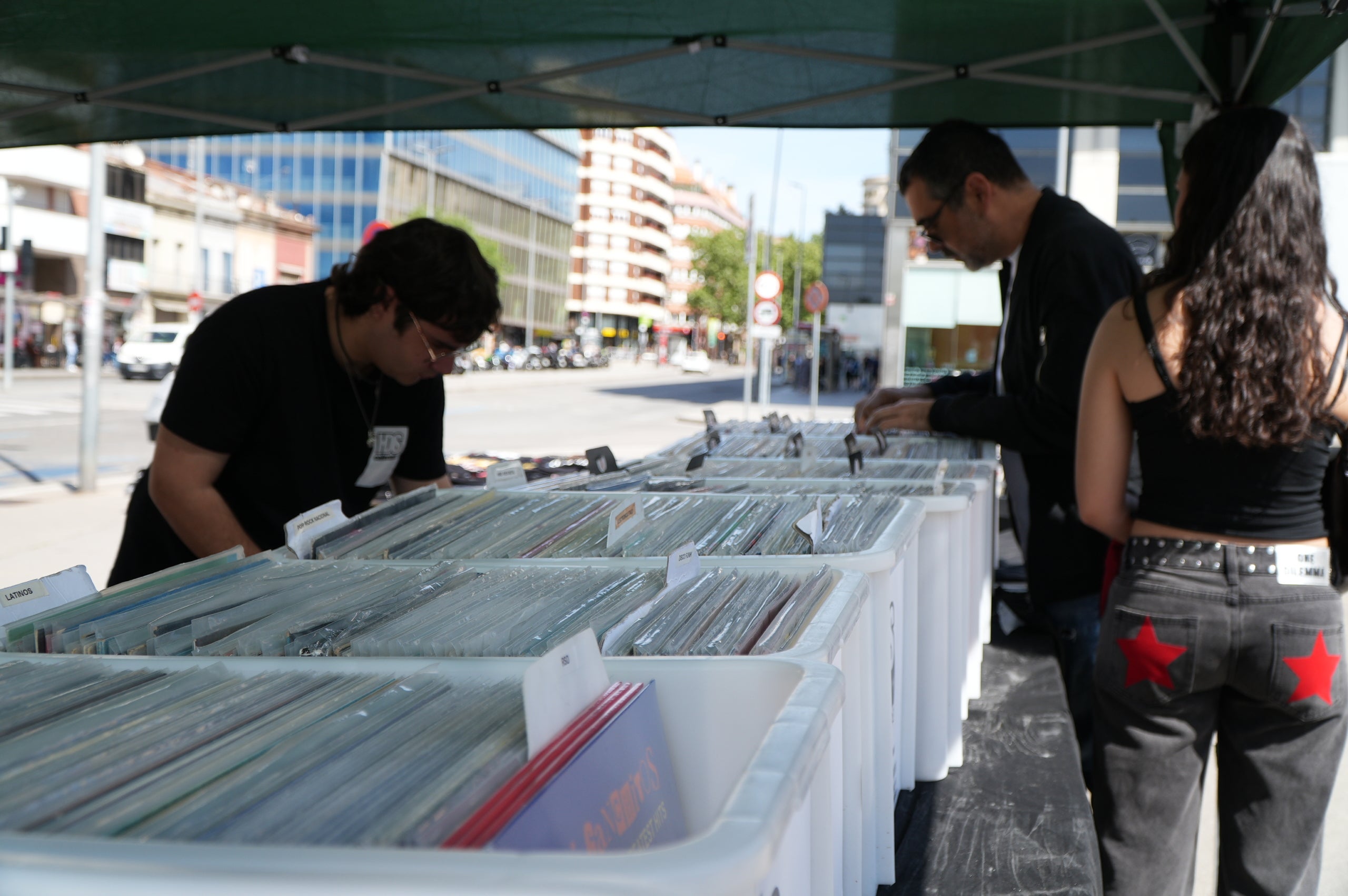 Per cinquena vegada, l'Associació Ègara Rocks va celebrar aquest dissabte al Parc dels Catalans el Record Store Day, simultàniament a la diada mundial de reivindicació del vinil. Entre altres stands, es comptava amb la botiga de discos Terrassa HDS Collector, que oferia edicions en exclusiva editades especialment per a aquesta data. I, des de l'escenari, van obrir la jornada, que continuava fins al vespre amb altres grups catalans, els barcelonins Martin Bit and Friends i el seu irreverent country punk | Jan Romero