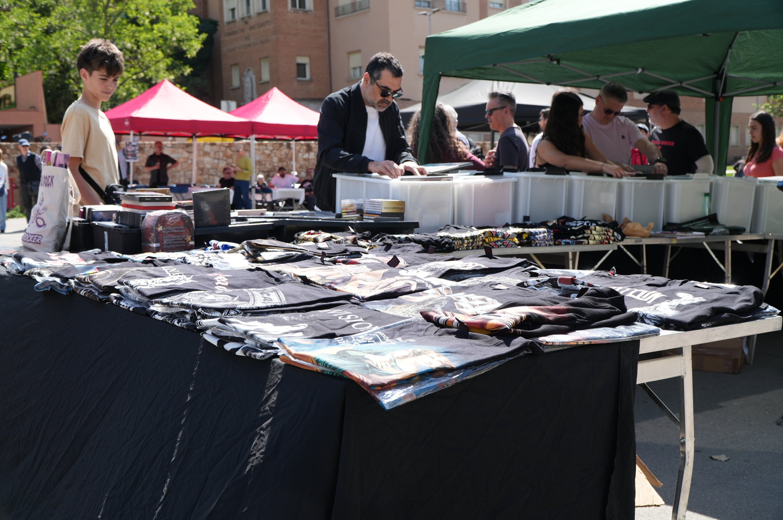 Per cinquena vegada, l'Associació Ègara Rocks va celebrar aquest dissabte al Parc dels Catalans el Record Store Day, simultàniament a la diada mundial de reivindicació del vinil. Entre altres stands, es comptava amb la botiga de discos Terrassa HDS Collector, que oferia edicions en exclusiva editades especialment per a aquesta data. I, des de l'escenari, van obrir la jornada, que continuava fins al vespre amb altres grups catalans, els barcelonins Martin Bit and Friends i el seu irreverent country punk | Jan Romero