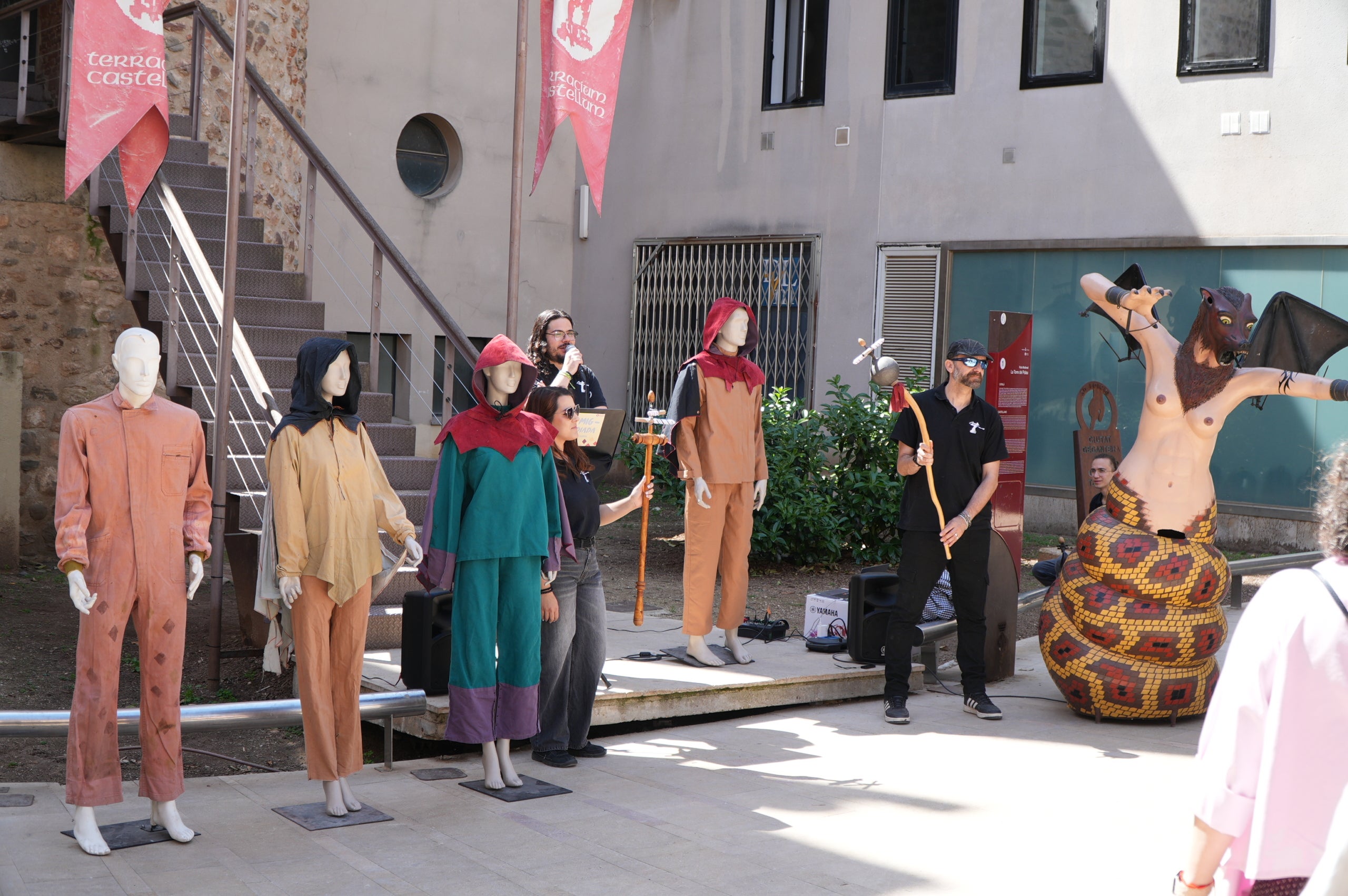 La Pàjara, que l'any passat va complir 45 anys com a bèstia de foc singular de la cultura popular terrassenca, ja té preparada la vestimenta de la colla per a la propera Festa Major al juliol. Es tracta d'una roba més còmoda, pràctica i segura, que ha dissenyat Rosa Rubio a través d'un procés de creació participatiu, que conserva el típic color taronja terrós, amb caputxes en cuir i les característiques ales, amb obertura per davant i tancaments amb velcro i butxaques pensades per als mòbils i objectes personals. Els maniquins es van presentar a la plaça de la Torre del Palau i, ara, s'obre un període d'aportacions voluntàries per a la confecció dels vestits | Jan Romero