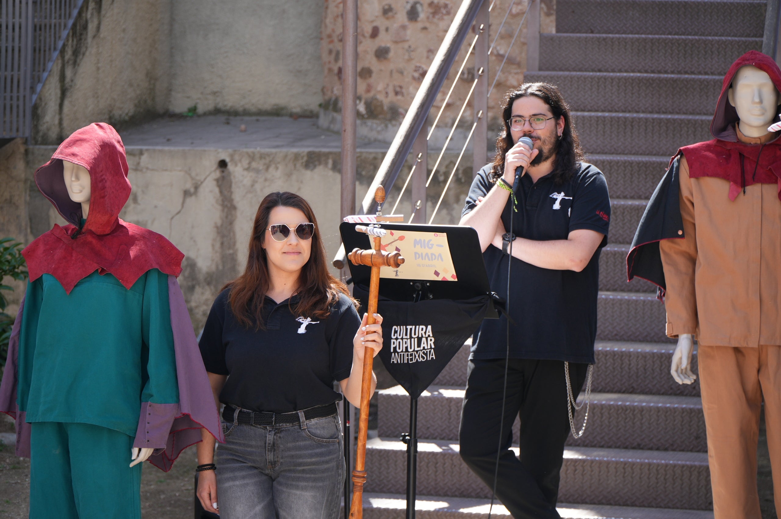 La Pàjara, que l'any passat va complir 45 anys com a bèstia de foc singular de la cultura popular terrassenca, ja té preparada la vestimenta de la colla per a la propera Festa Major al juliol. Es tracta d'una roba més còmoda, pràctica i segura, que ha dissenyat Rosa Rubio a través d'un procés de creació participatiu, que conserva el típic color taronja terrós, amb caputxes en cuir i les característiques ales, amb obertura per davant i tancaments amb velcro i butxaques pensades per als mòbils i objectes personals. Els maniquins es van presentar a la plaça de la Torre del Palau i, ara, s'obre un període d'aportacions voluntàries per a la confecció dels vestits | Jan Romero