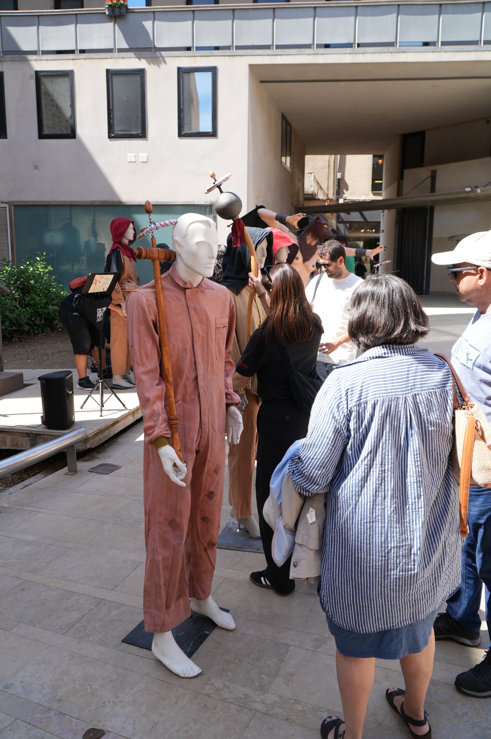 La Pàjara, que l'any passat va complir 45 anys com a bèstia de foc singular de la cultura popular terrassenca, ja té preparada la vestimenta de la colla per a la propera Festa Major al juliol. Es tracta d'una roba més còmoda, pràctica i segura, que ha dissenyat Rosa Rubio a través d'un procés de creació participatiu, que conserva el típic color taronja terrós, amb caputxes en cuir i les característiques ales, amb obertura per davant i tancaments amb velcro i butxaques pensades per als mòbils i objectes personals. Els maniquins es van presentar a la plaça de la Torre del Palau i, ara, s'obre un període d'aportacions voluntàries per a la confecció dels vestits | Jan Romero