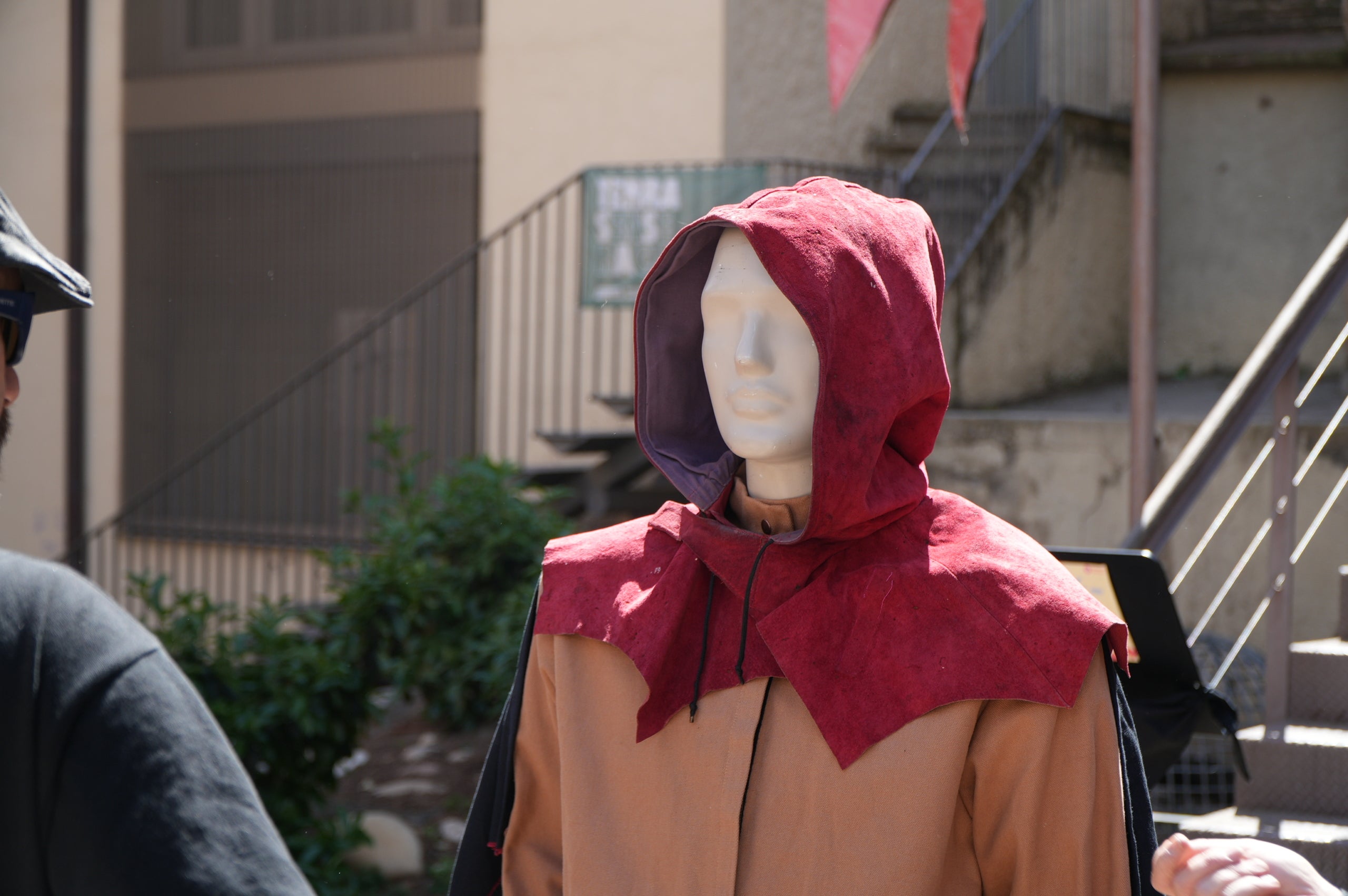 La Pàjara, que l'any passat va complir 45 anys com a bèstia de foc singular de la cultura popular terrassenca, ja té preparada la vestimenta de la colla per a la propera Festa Major al juliol. Es tracta d'una roba més còmoda, pràctica i segura, que ha dissenyat Rosa Rubio a través d'un procés de creació participatiu, que conserva el típic color taronja terrós, amb caputxes en cuir i les característiques ales, amb obertura per davant i tancaments amb velcro i butxaques pensades per als mòbils i objectes personals. Els maniquins es van presentar a la plaça de la Torre del Palau i, ara, s'obre un període d'aportacions voluntàries per a la confecció dels vestits | Jan Romero