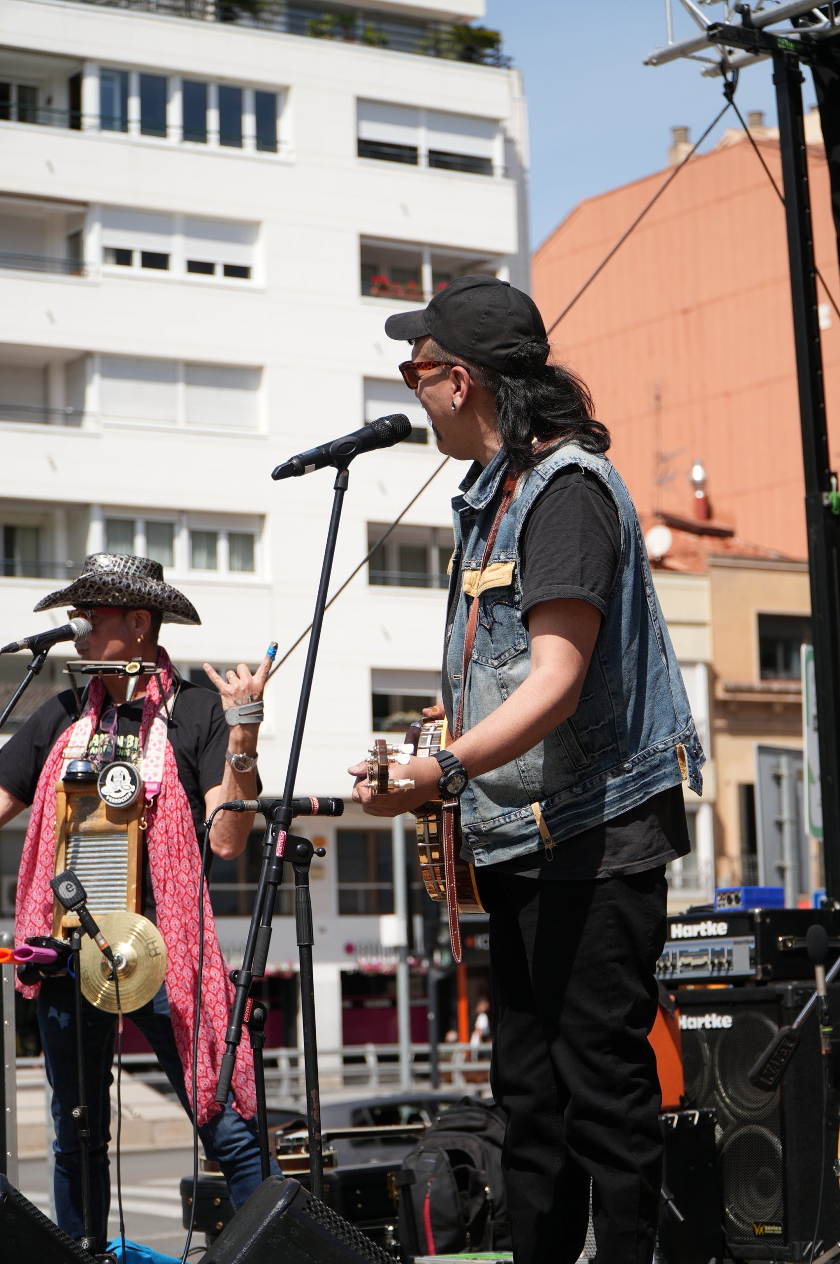 Per cinquena vegada, l'Associació Ègara Rocks va celebrar aquest dissabte al Parc dels Catalans el Record Store Day, simultàniament a la diada mundial de reivindicació del vinil. Entre altres stands, es comptava amb la botiga de discos Terrassa HDS Collector, que oferia edicions en exclusiva editades especialment per a aquesta data. I, des de l'escenari, van obrir la jornada, que continuava fins al vespre amb altres grups catalans, els barcelonins Martin Bit and Friends i el seu irreverent country punk | Jan Romero