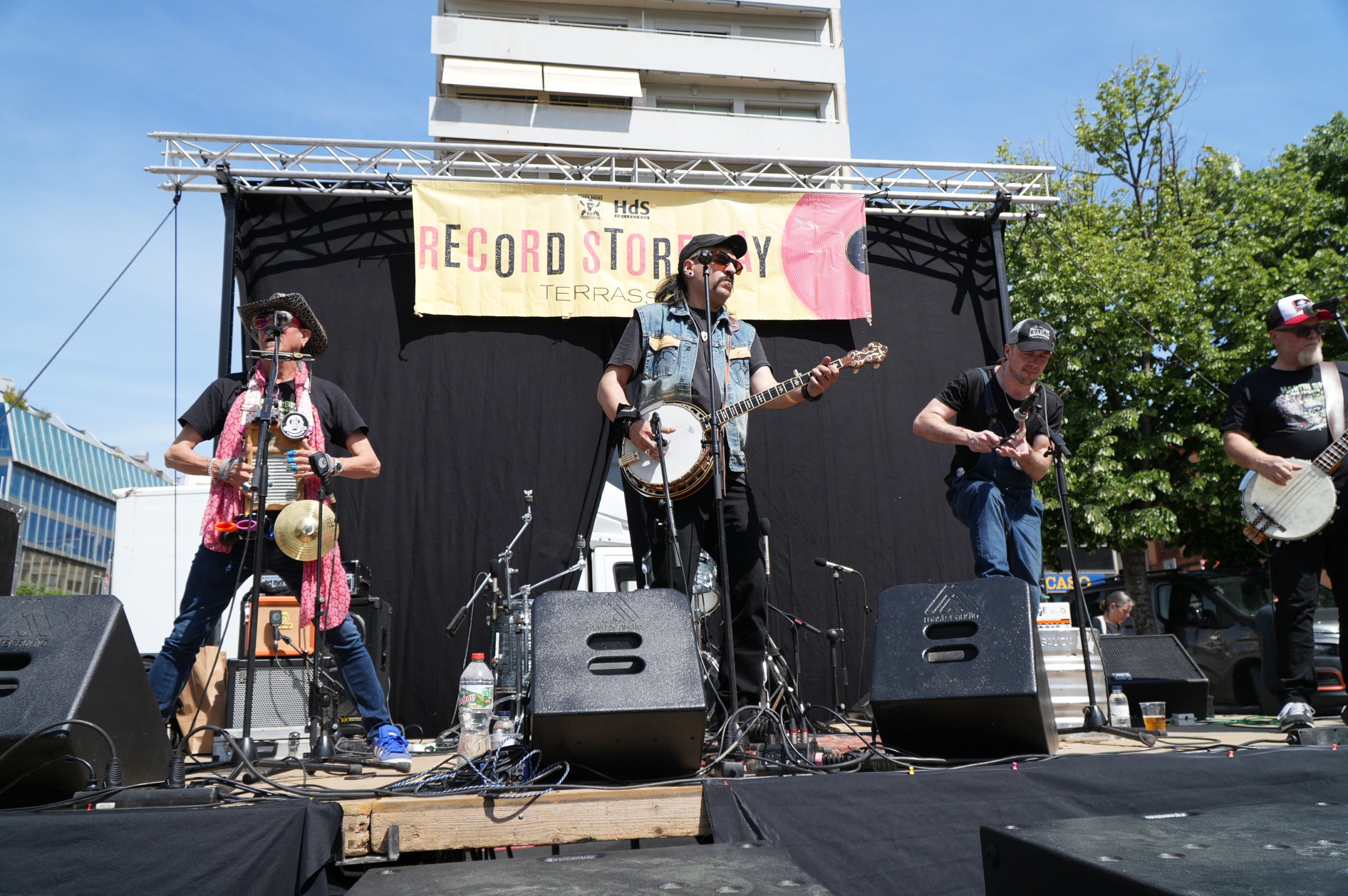 Per cinquena vegada, l'Associació Ègara Rocks va celebrar aquest dissabte al Parc dels Catalans el Record Store Day, simultàniament a la diada mundial de reivindicació del vinil. Entre altres stands, es comptava amb la botiga de discos Terrassa HDS Collector, que oferia edicions en exclusiva editades especialment per a aquesta data. I, des de l'escenari, van obrir la jornada, que continuava fins al vespre amb altres grups catalans, els barcelonins Martin Bit and Friends i el seu irreverent country punk | Jan Romero