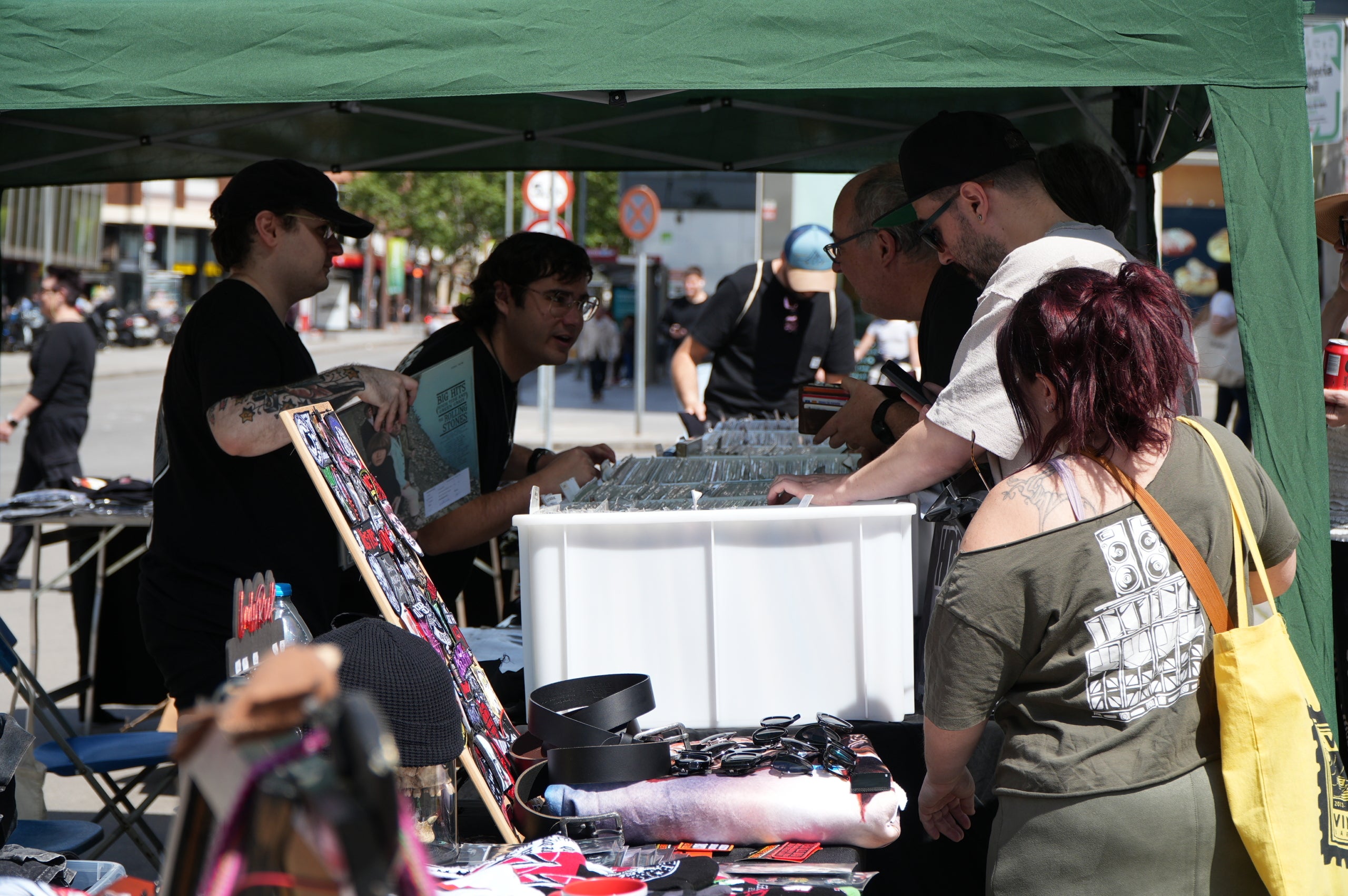 Per cinquena vegada, l'Associació Ègara Rocks va celebrar aquest dissabte al Parc dels Catalans el Record Store Day, simultàniament a la diada mundial de reivindicació del vinil. Entre altres stands, es comptava amb la botiga de discos Terrassa HDS Collector, que oferia edicions en exclusiva editades especialment per a aquesta data. I, des de l'escenari, van obrir la jornada, que continuava fins al vespre amb altres grups catalans, els barcelonins Martin Bit and Friends i el seu irreverent country punk | Jan Romero