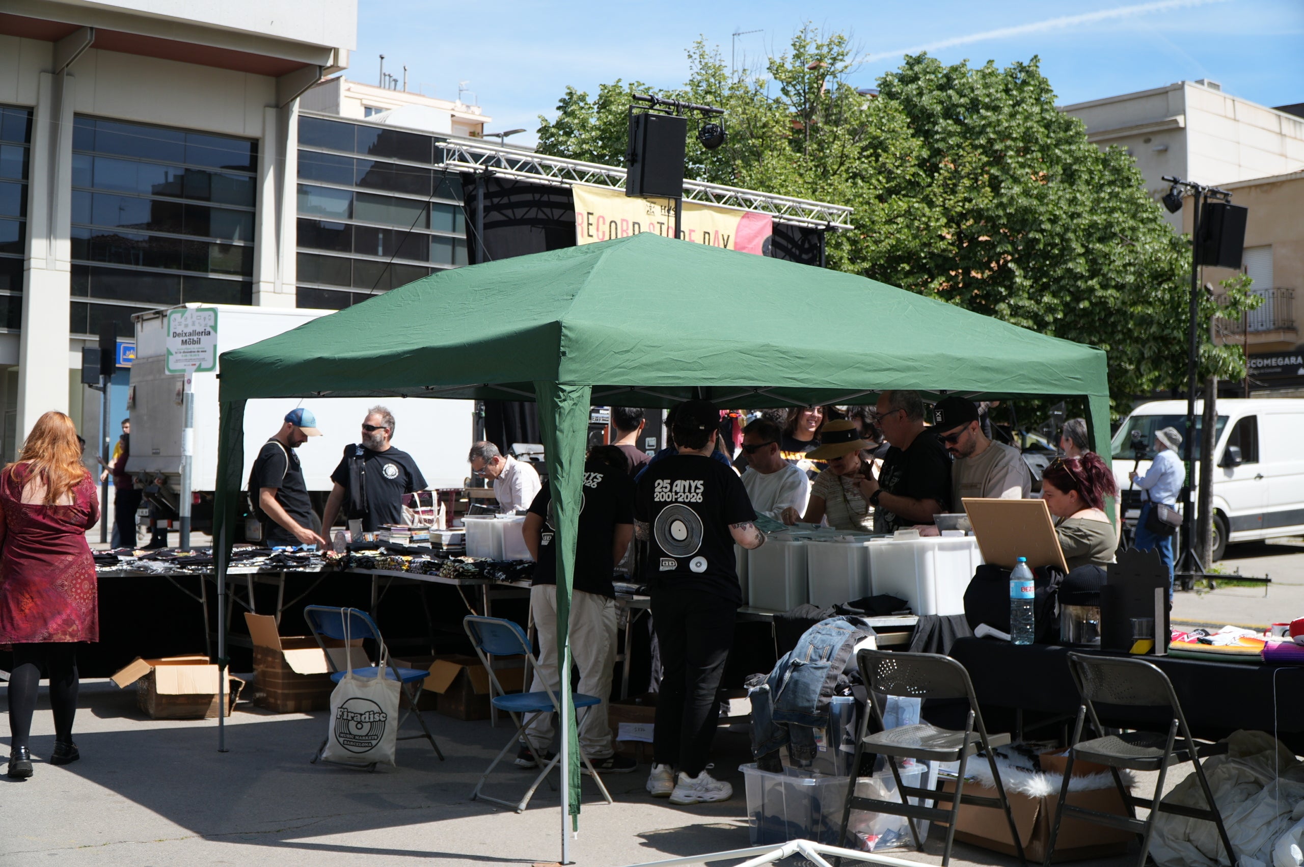 Per cinquena vegada, l'Associació Ègara Rocks va celebrar aquest dissabte al Parc dels Catalans el Record Store Day, simultàniament a la diada mundial de reivindicació del vinil. Entre altres stands, es comptava amb la botiga de discos Terrassa HDS Collector, que oferia edicions en exclusiva editades especialment per a aquesta data. I, des de l'escenari, van obrir la jornada, que continuava fins al vespre amb altres grups catalans, els barcelonins Martin Bit and Friends i el seu irreverent country punk | Jan Romero