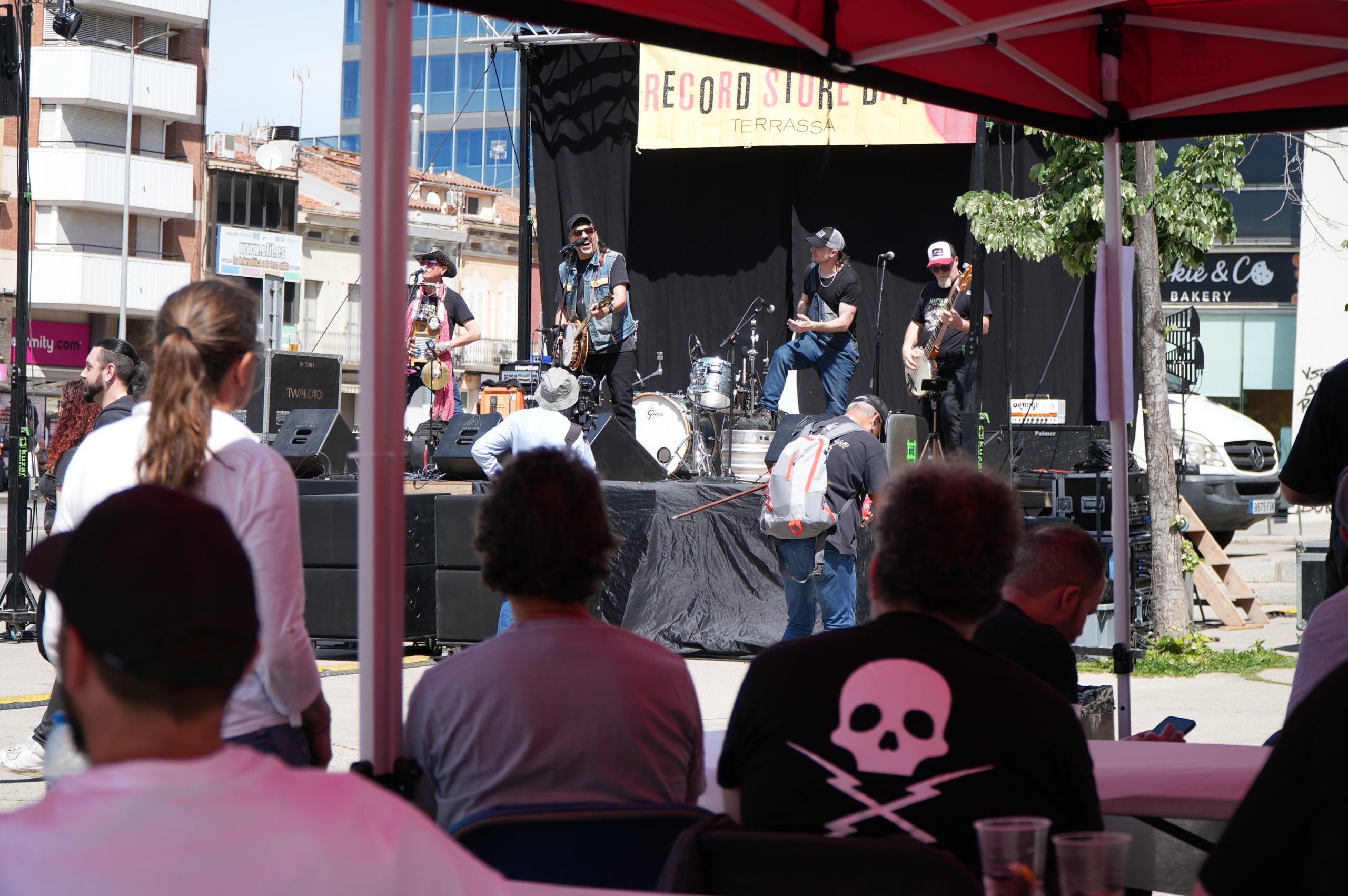 Per cinquena vegada, l'Associació Ègara Rocks va celebrar aquest dissabte al Parc dels Catalans el Record Store Day, simultàniament a la diada mundial de reivindicació del vinil. Entre altres stands, es comptava amb la botiga de discos Terrassa HDS Collector, que oferia edicions en exclusiva editades especialment per a aquesta data. I, des de l'escenari, van obrir la jornada, que continuava fins al vespre amb altres grups catalans, els barcelonins Martin Bit and Friends i el seu irreverent country punk | Jan Romero