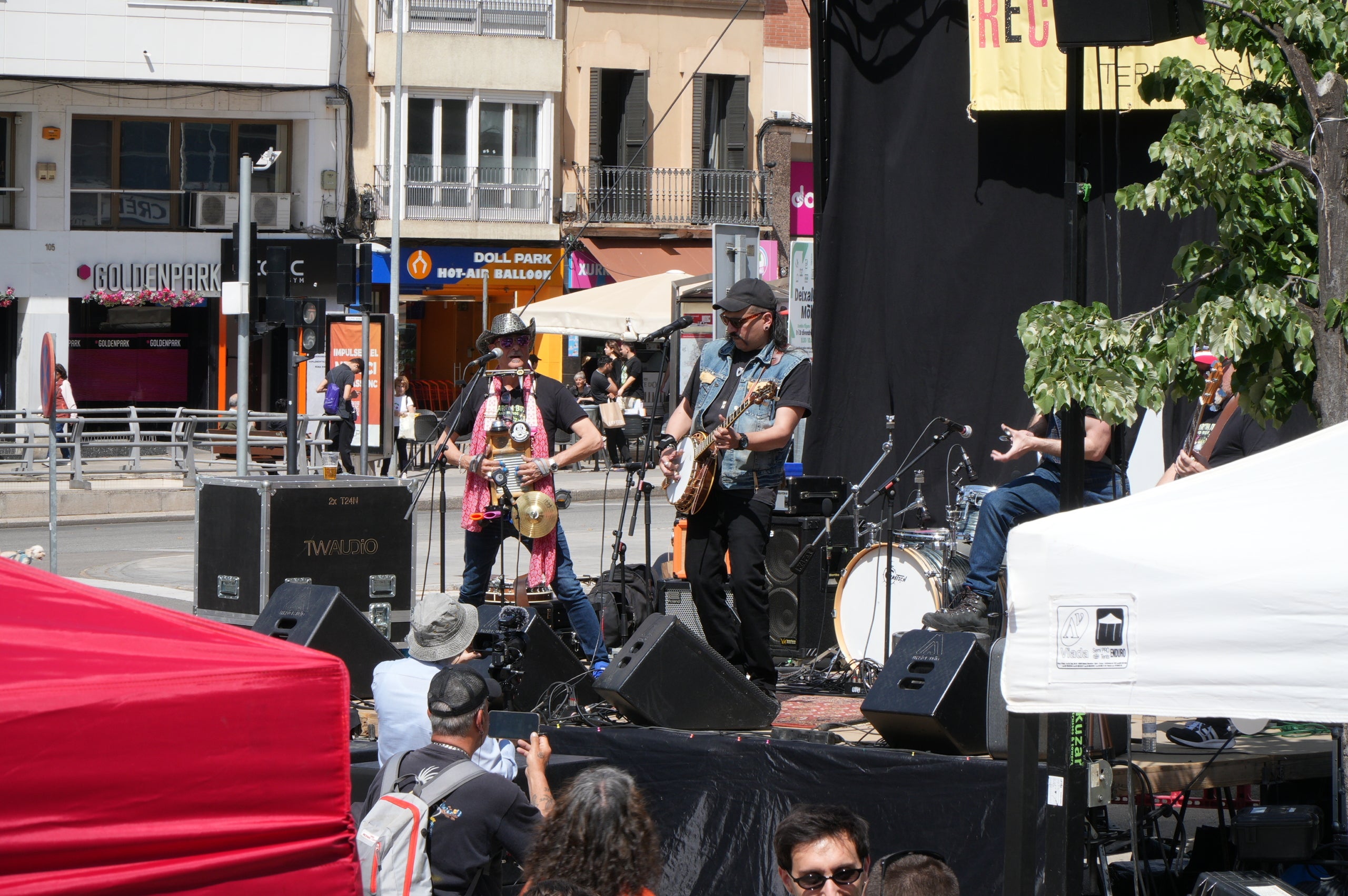 Per cinquena vegada, l'Associació Ègara Rocks va celebrar aquest dissabte al Parc dels Catalans el Record Store Day, simultàniament a la diada mundial de reivindicació del vinil. Entre altres stands, es comptava amb la botiga de discos Terrassa HDS Collector, que oferia edicions en exclusiva editades especialment per a aquesta data. I, des de l'escenari, van obrir la jornada, que continuava fins al vespre amb altres grups catalans, els barcelonins Martin Bit and Friends i el seu irreverent country punk | Jan Romero