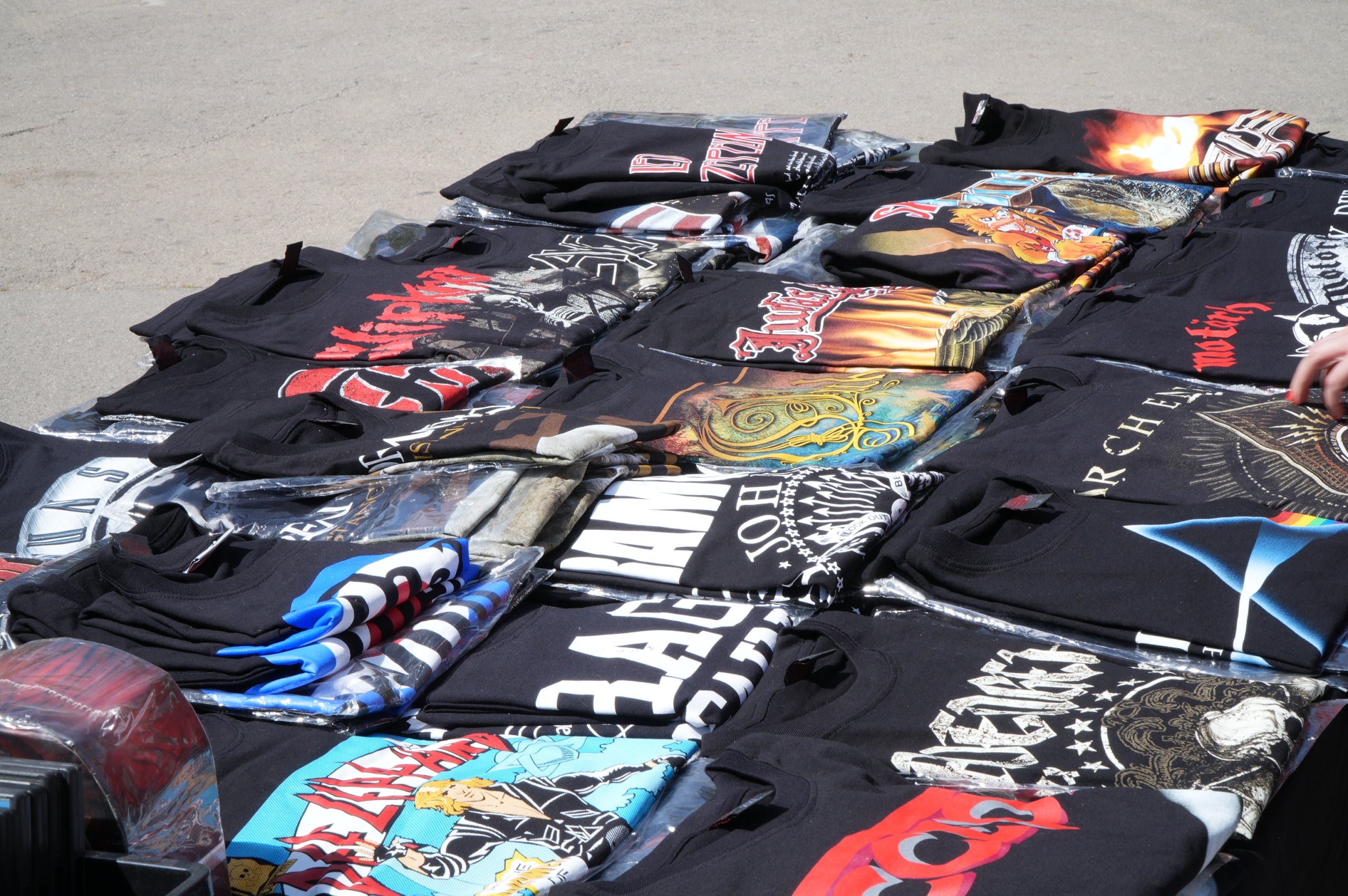 Per cinquena vegada, l'Associació Ègara Rocks va celebrar aquest dissabte al Parc dels Catalans el Record Store Day, simultàniament a la diada mundial de reivindicació del vinil. Entre altres stands, es comptava amb la botiga de discos Terrassa HDS Collector, que oferia edicions en exclusiva editades especialment per a aquesta data. I, des de l'escenari, van obrir la jornada, que continuava fins al vespre amb altres grups catalans, els barcelonins Martin Bit and Friends i el seu irreverent country punk | Jan Romero