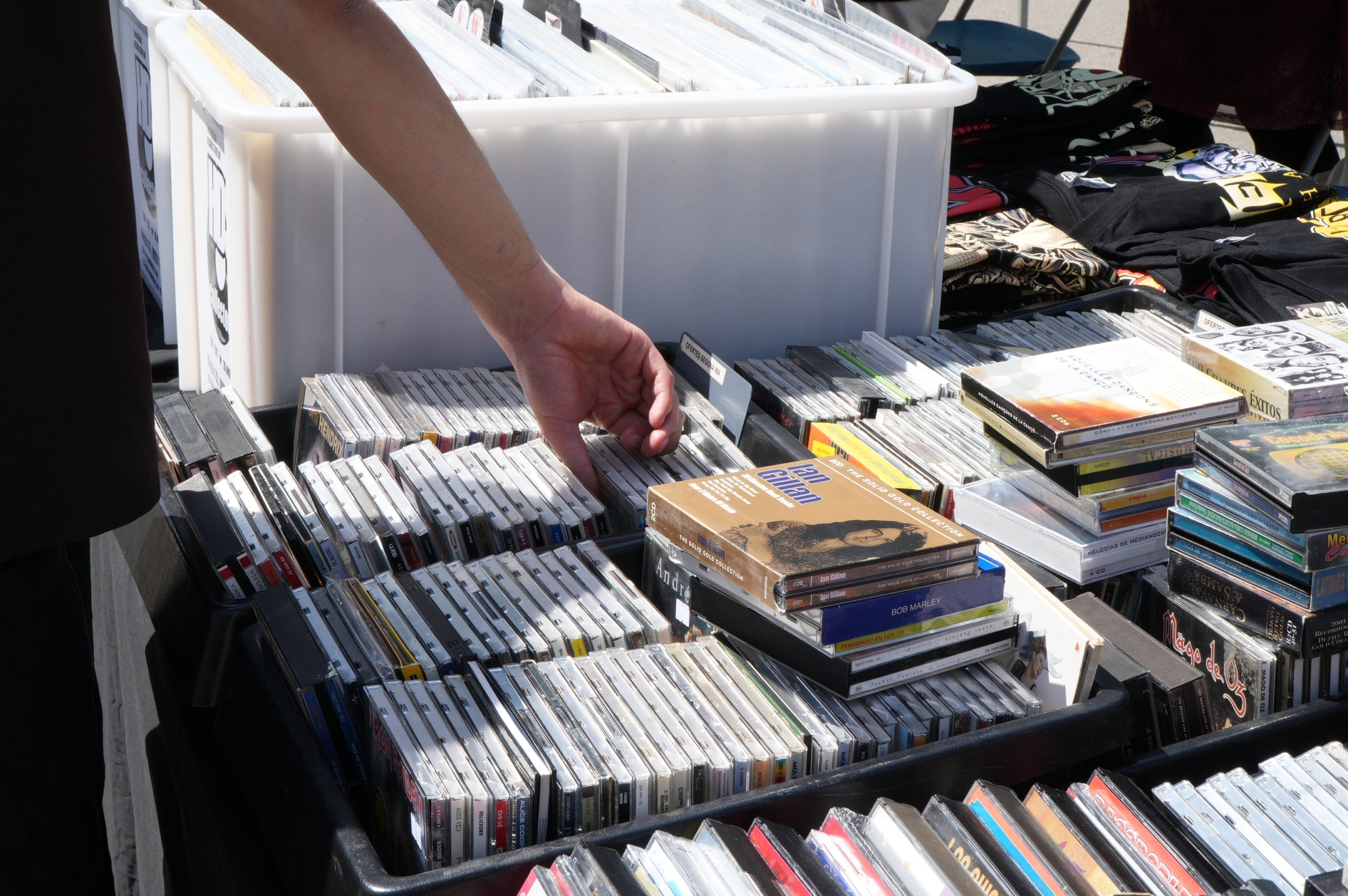 Per cinquena vegada, l'Associació Ègara Rocks va celebrar aquest dissabte al Parc dels Catalans el Record Store Day, simultàniament a la diada mundial de reivindicació del vinil. Entre altres stands, es comptava amb la botiga de discos Terrassa HDS Collector, que oferia edicions en exclusiva editades especialment per a aquesta data. I, des de l'escenari, van obrir la jornada, que continuava fins al vespre amb altres grups catalans, els barcelonins Martin Bit and Friends i el seu irreverent country punk | Jan Romero