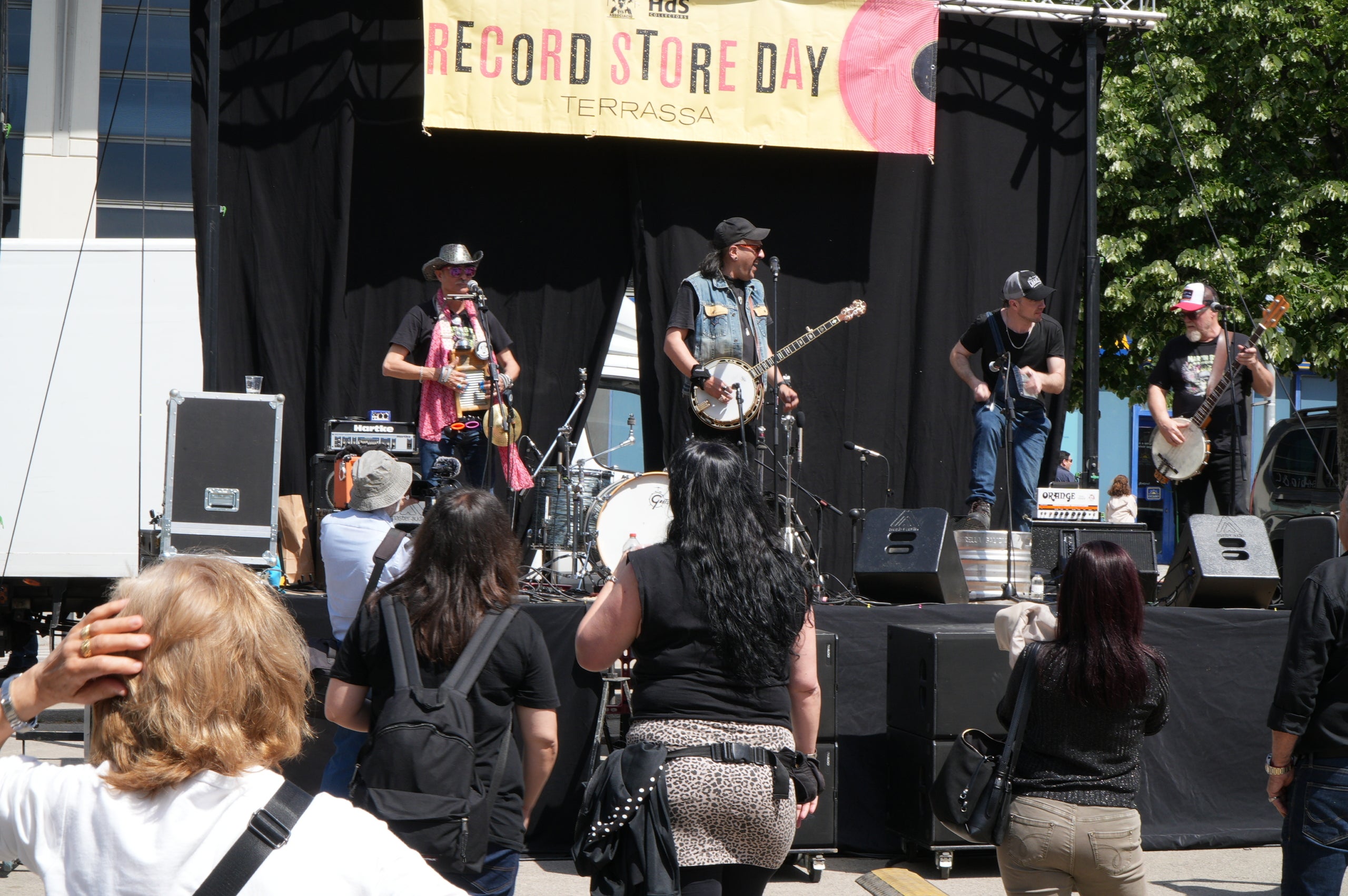 Per cinquena vegada, l'Associació Ègara Rocks va celebrar aquest dissabte al Parc dels Catalans el Record Store Day, simultàniament a la diada mundial de reivindicació del vinil. Entre altres stands, es comptava amb la botiga de discos Terrassa HDS Collector, que oferia edicions en exclusiva editades especialment per a aquesta data. I, des de l'escenari, van obrir la jornada, que continuava fins al vespre amb altres grups catalans, els barcelonins Martin Bit and Friends i el seu irreverent country punk | Jan Romero